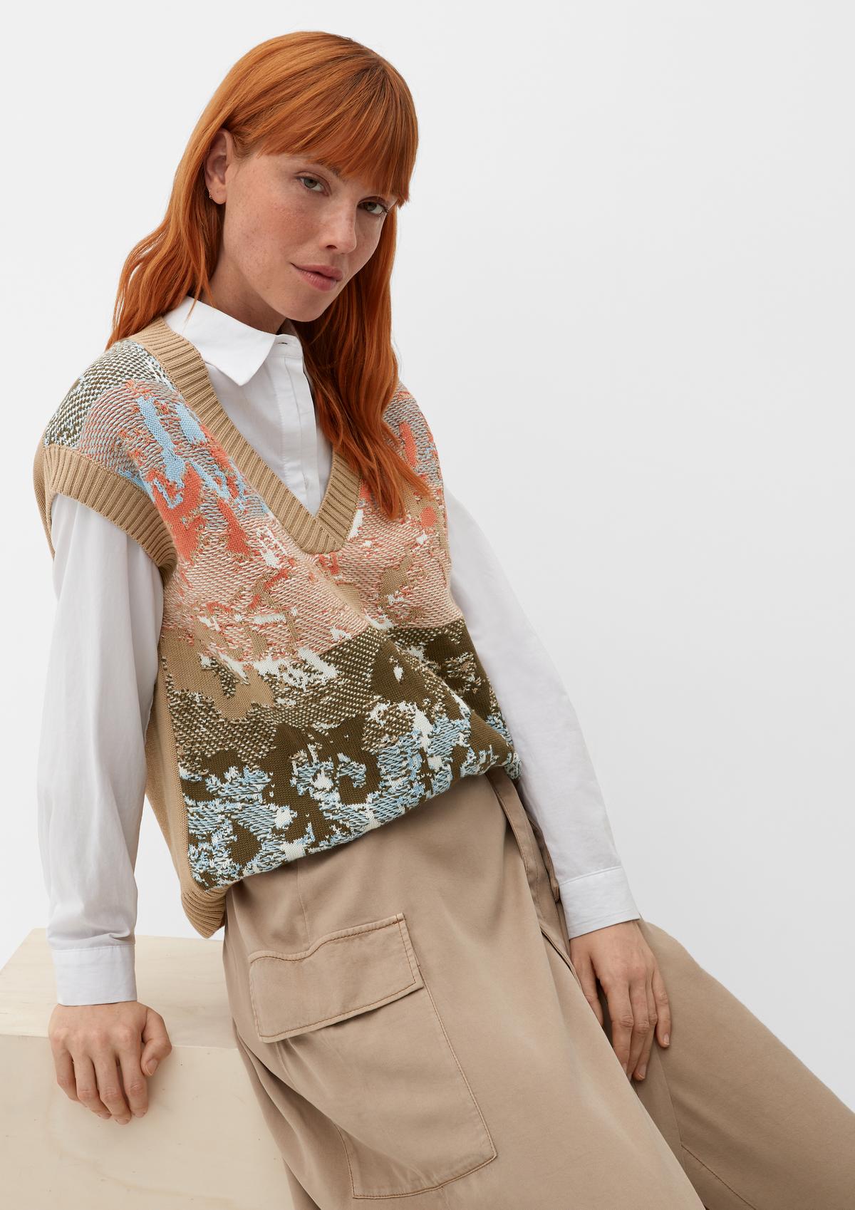 Sleeveless jumper with an abstract pattern