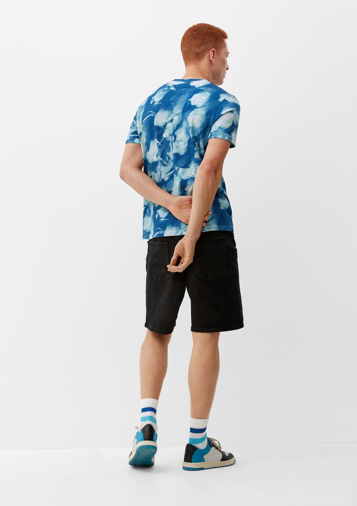 with dark - T-shirt an blue all-over print