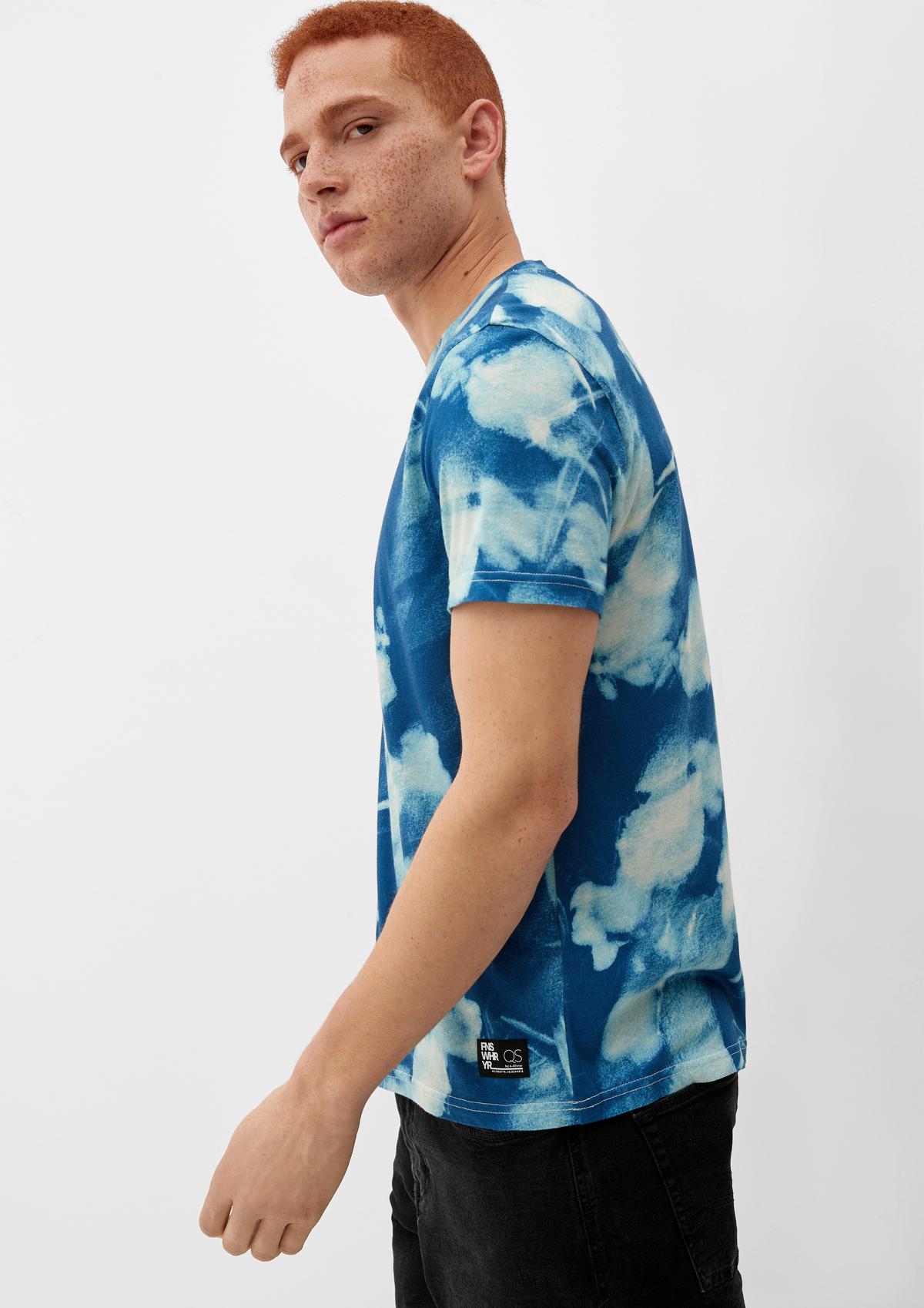 T-shirt with an blue all-over dark print 