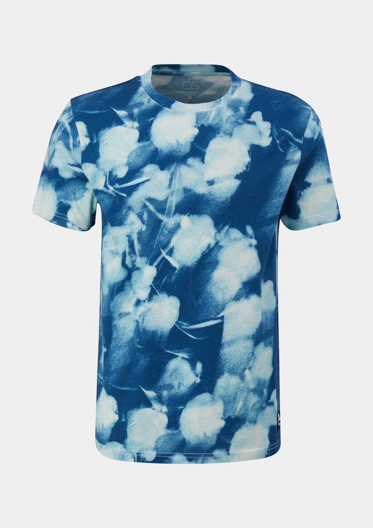 all-over T-shirt with an blue - dark print