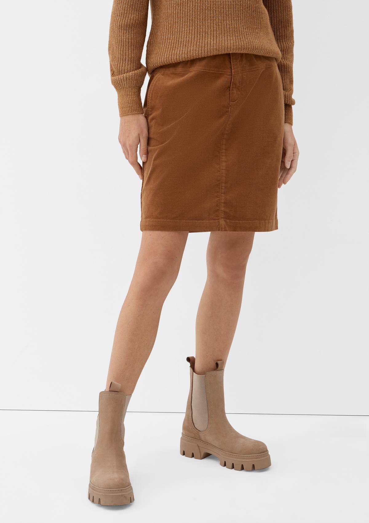 Skirt with a saddle yoke