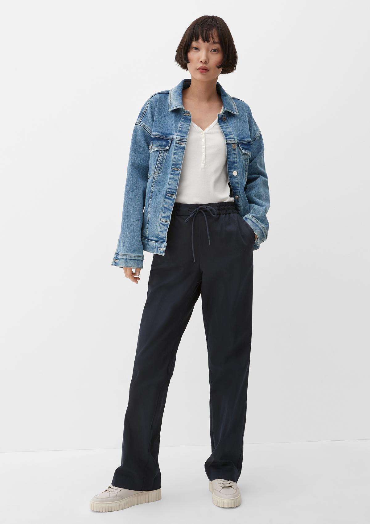 Loose fit: trousers with an elasticated waistband