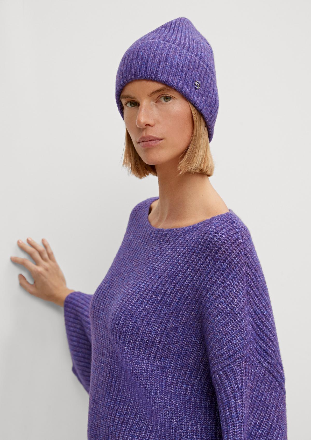 comma Knitted hat in a classic design