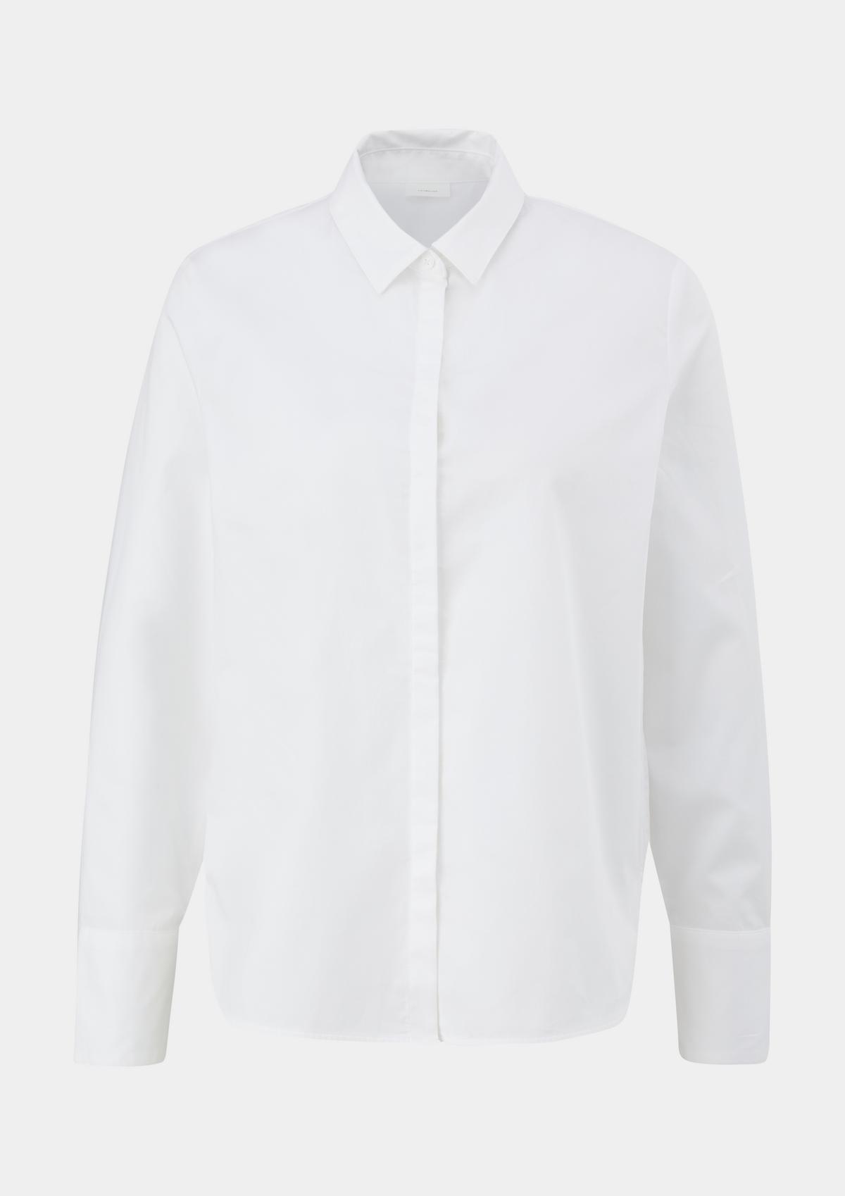 Bluse mit weiß verdeckter Knopfleiste 