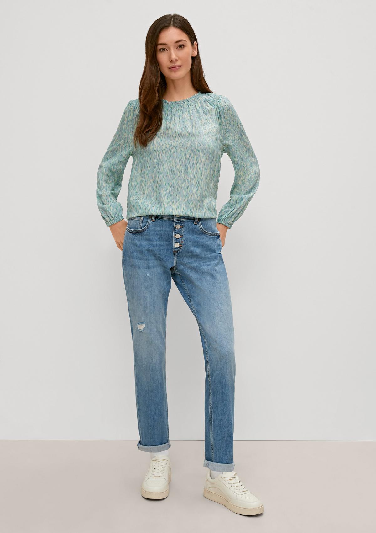 Relaxed fit: jeans with distressed effects