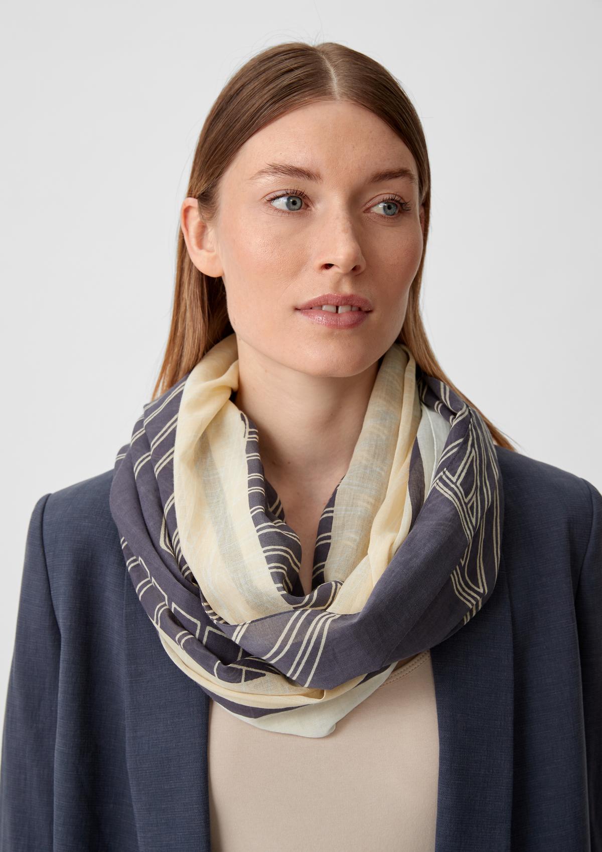 comma Scarf with abstract pattern