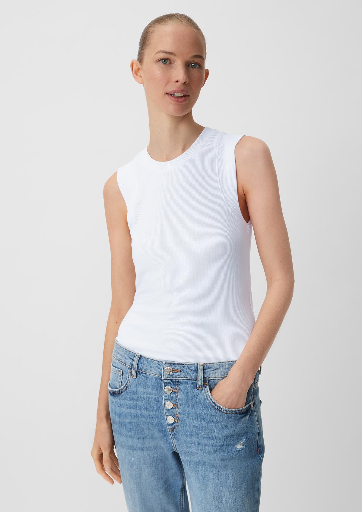 Top with a ribbed texture