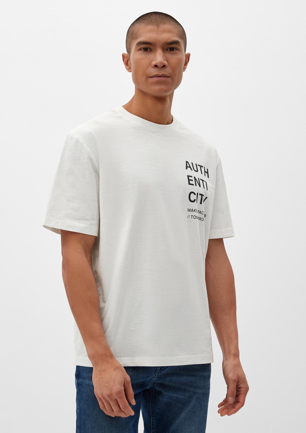 a front with - print white T-shirt