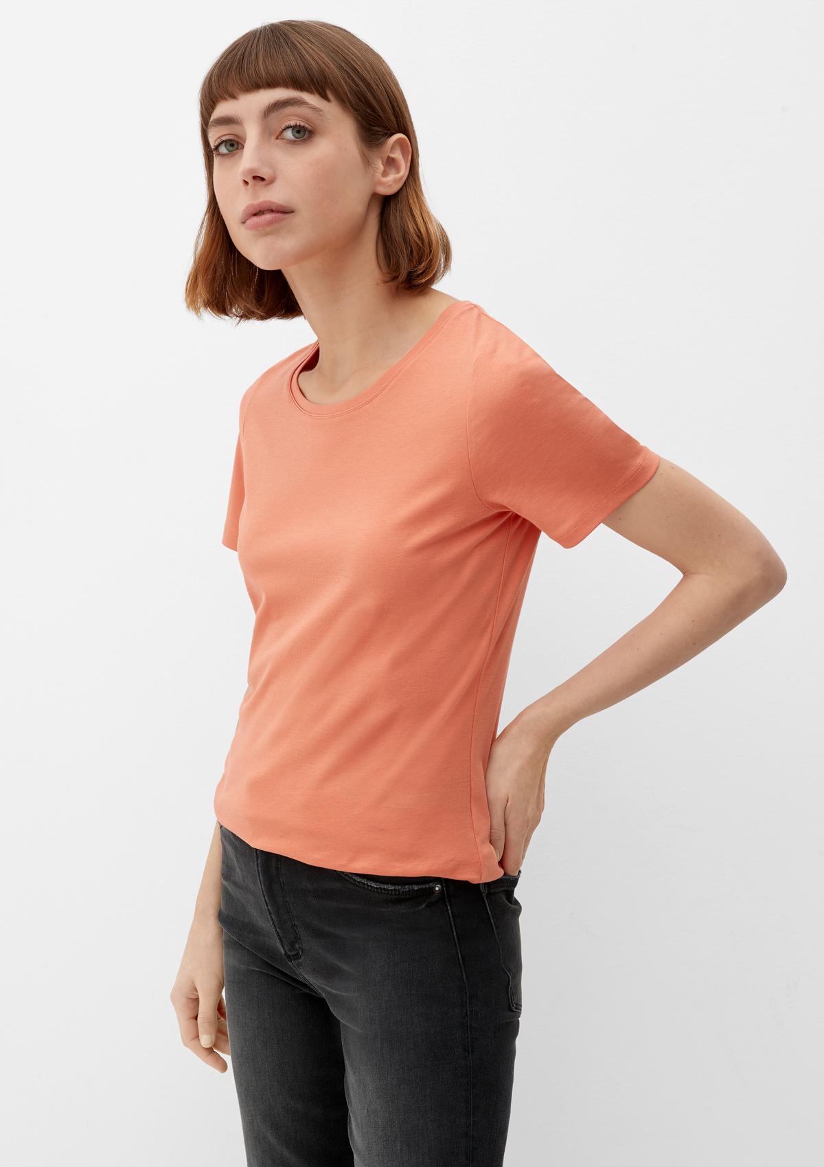 T-shirt in a slim fit