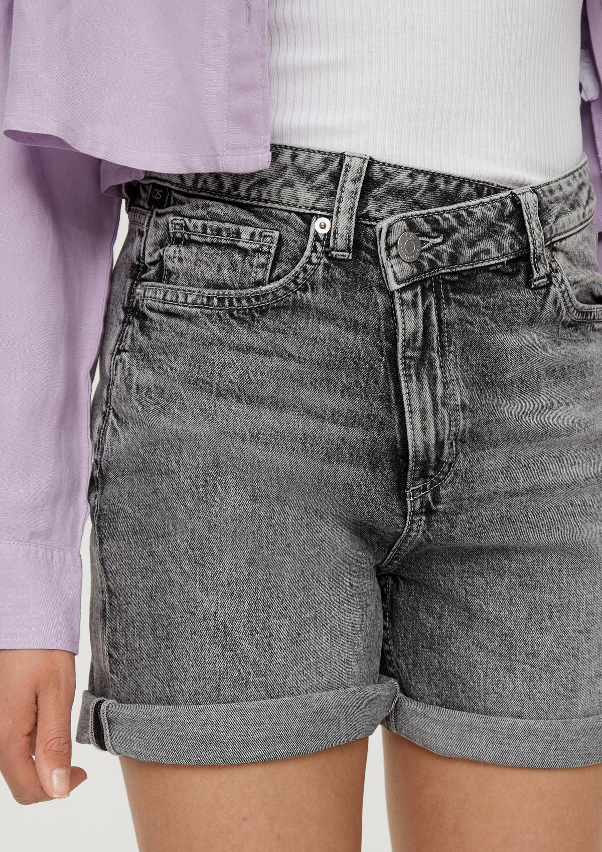 s.Oliver Relaxed: džínsové šortky s asymetrickým pásom