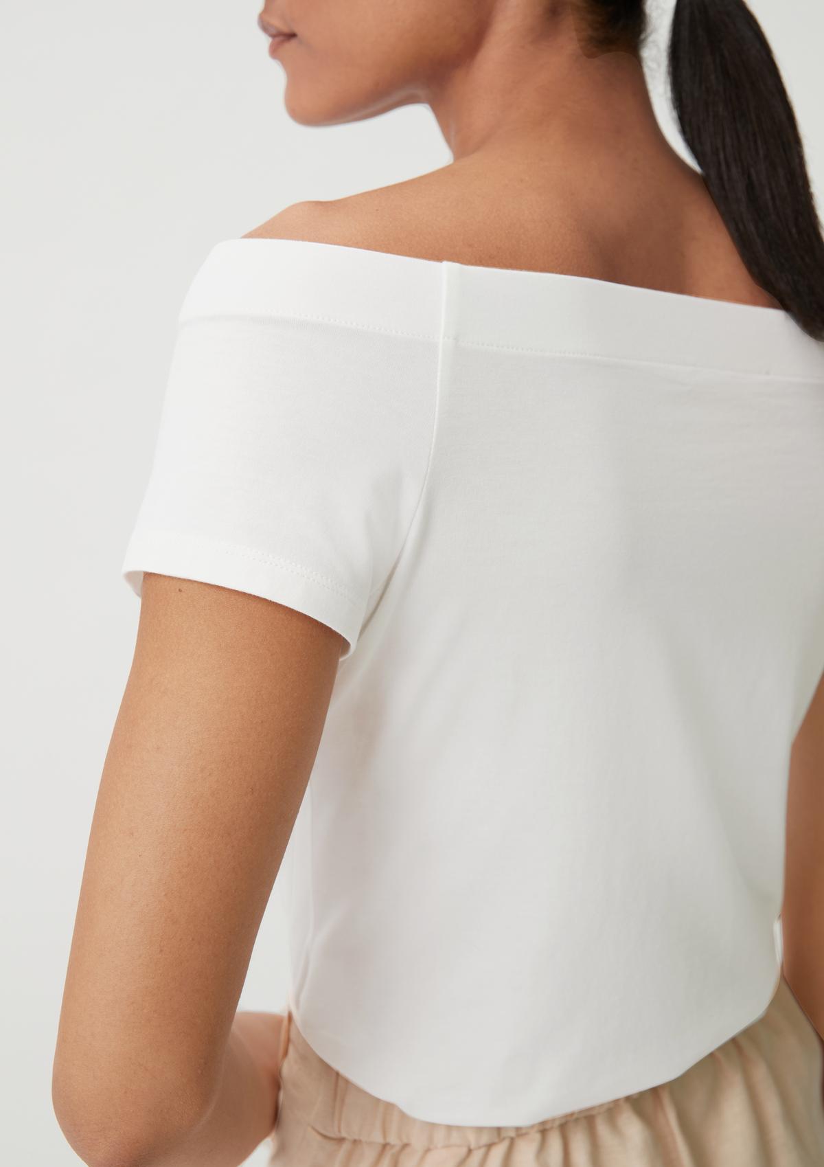 comma T-shirt in an off-the-shoulder style