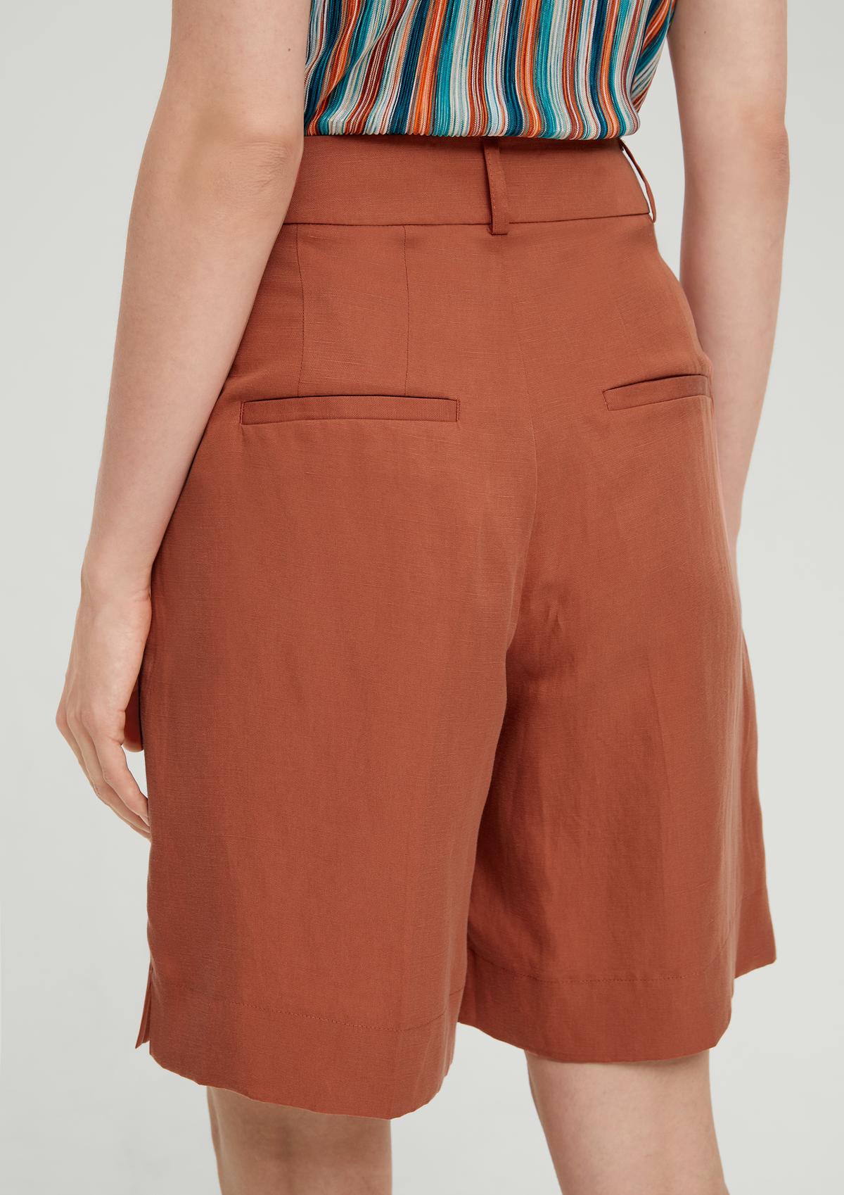 s.Oliver Regular: Kratke hlače z gubami v pasu