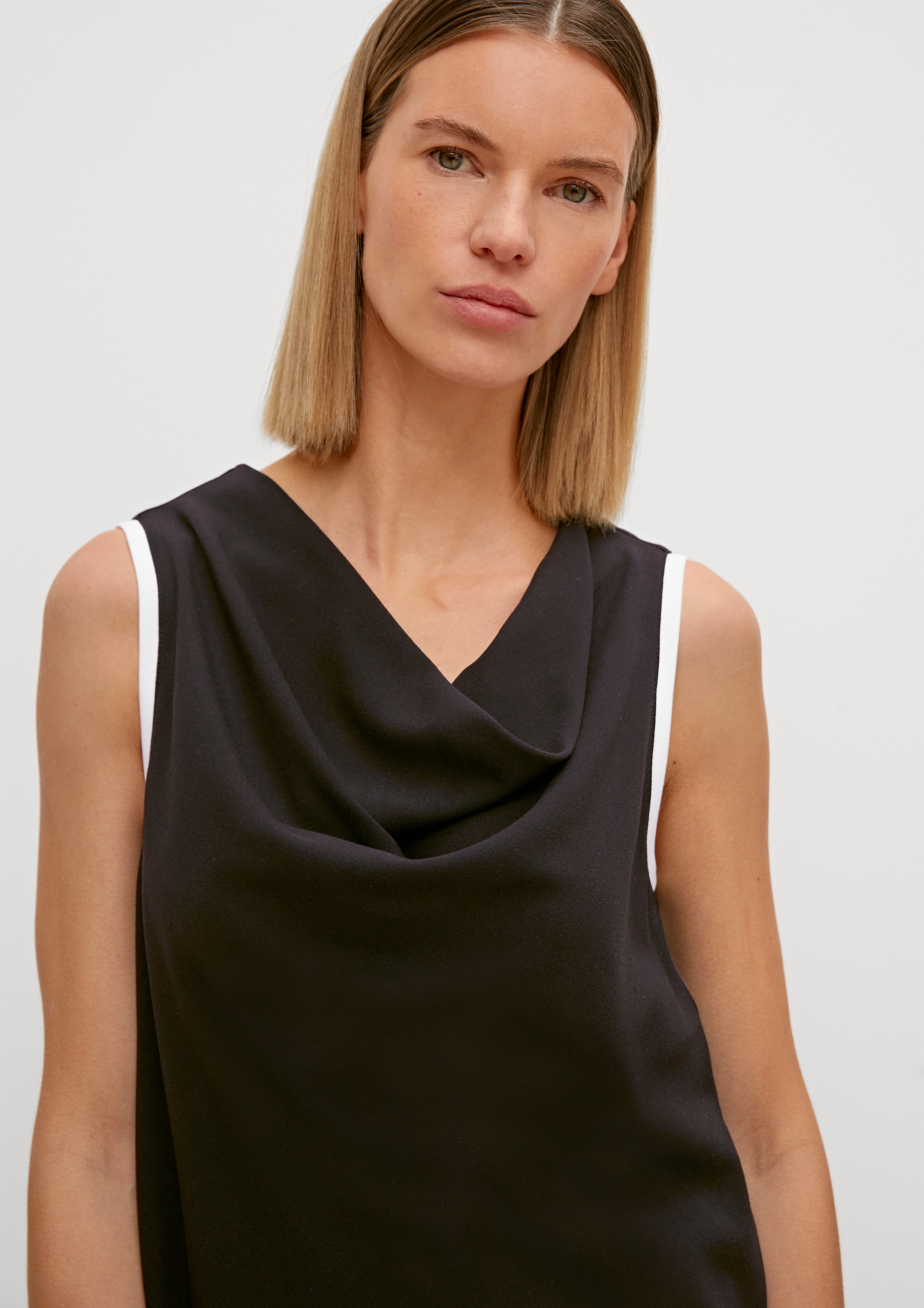 kleid-mit-wasserfall-ausschnitt-schwarz-comma