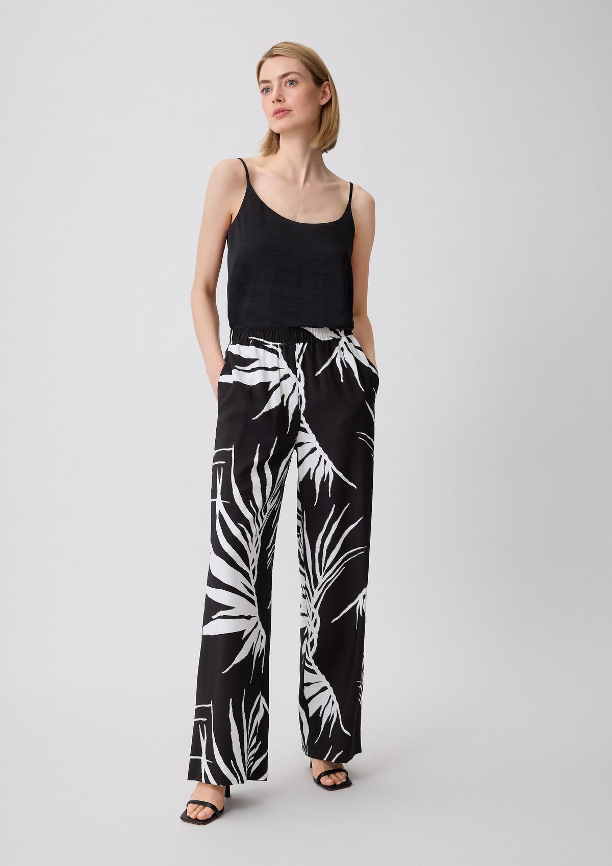 Relaxed fit: trousers with an all-over print