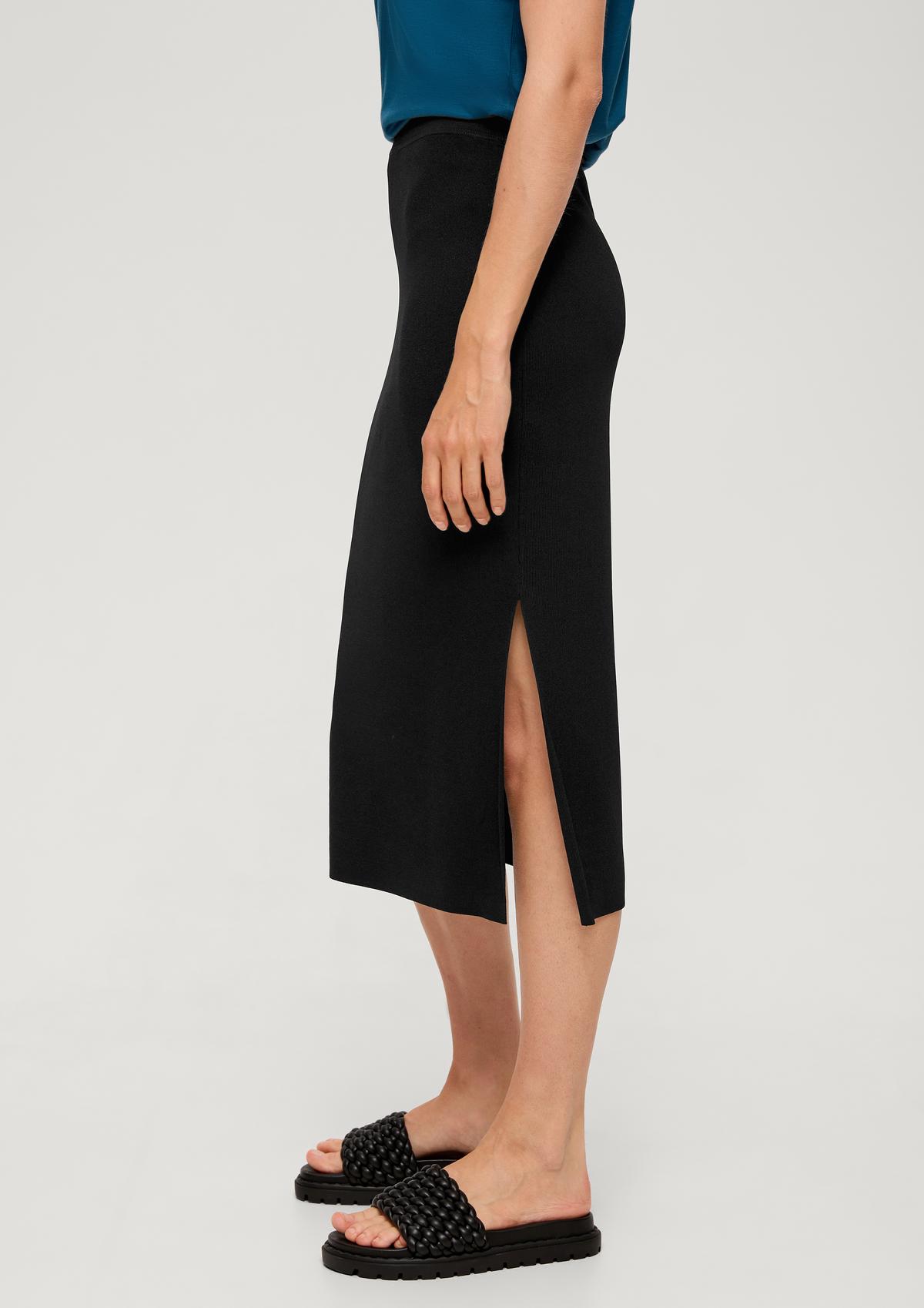 Skirt with a slit hem - black