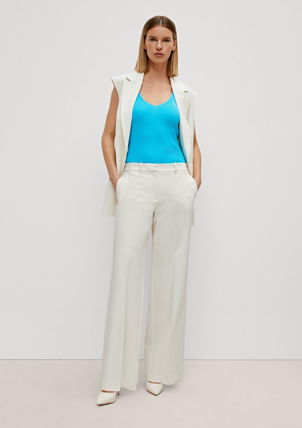 Loose fit: trousers with a high-rise waistband