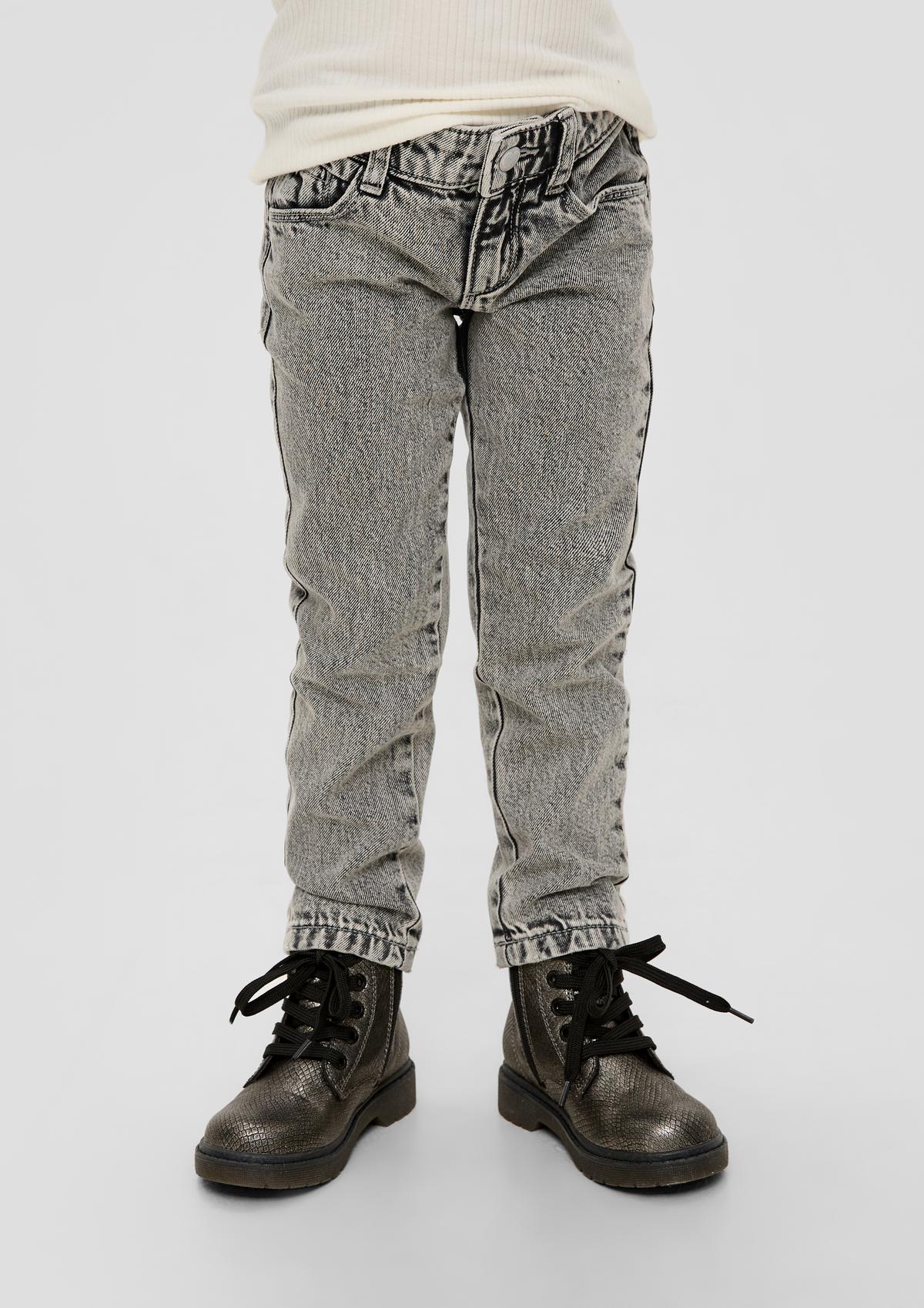Regular: jeans hlače s potiskom po celotni površini