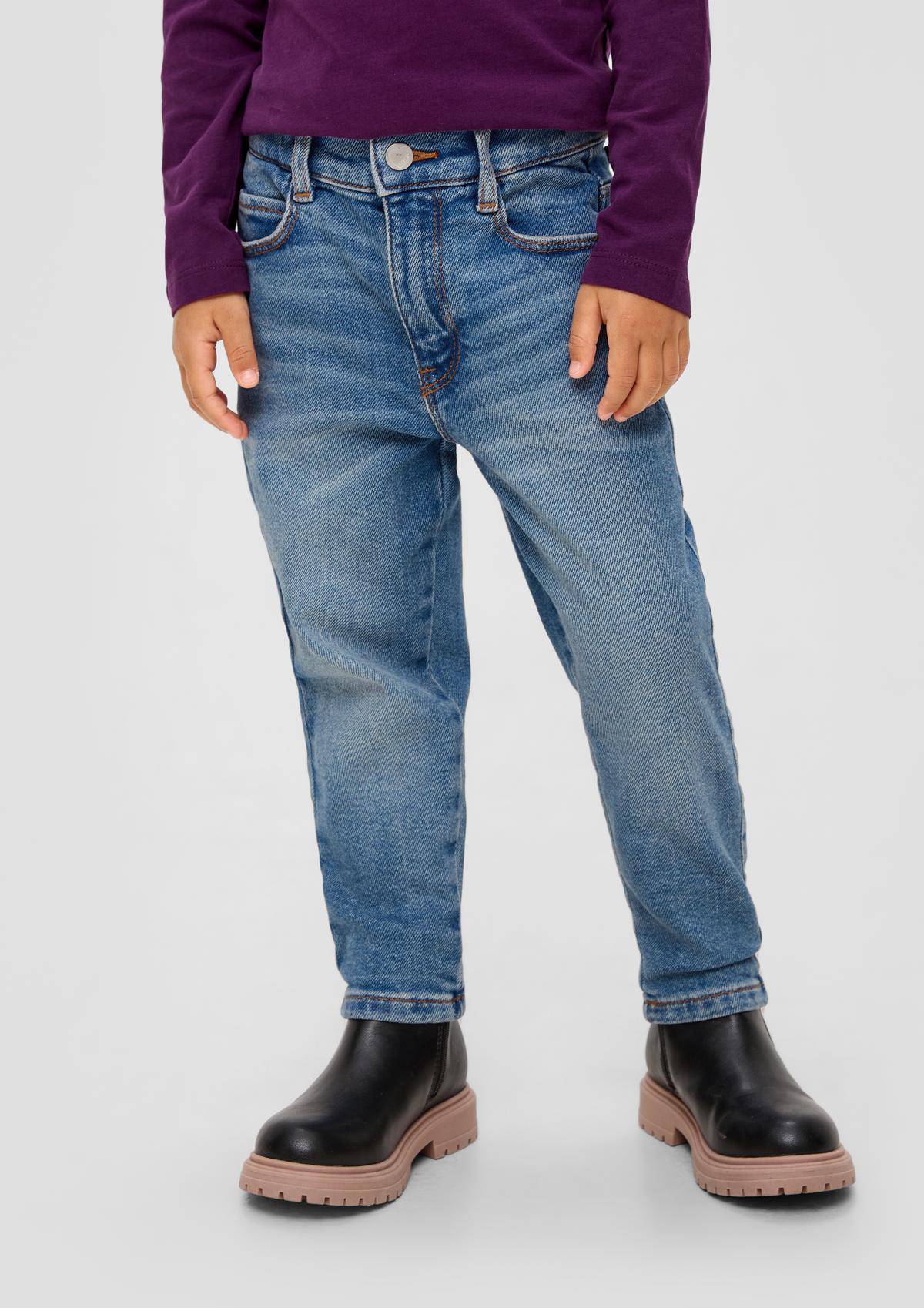 Regular: jeans met borduursels