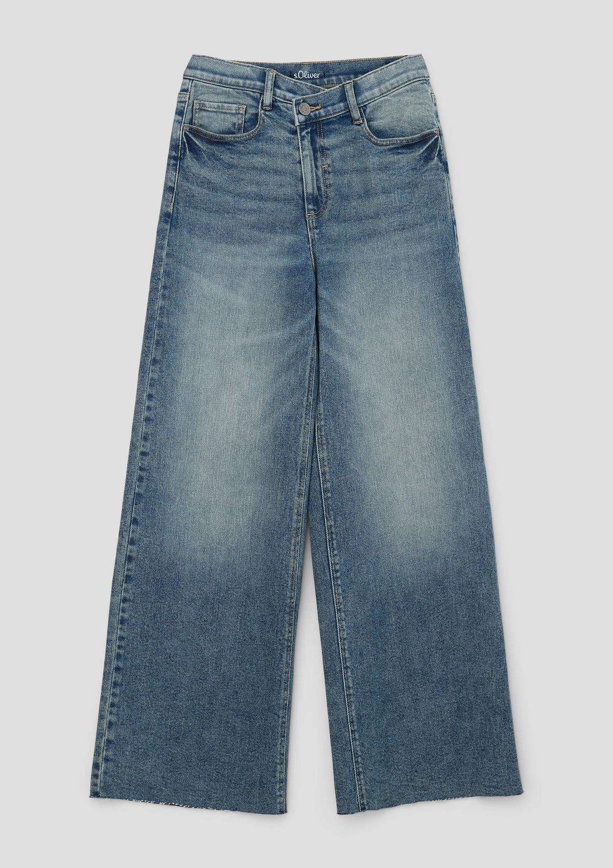 Relaxed: jeans met asymmetrische band