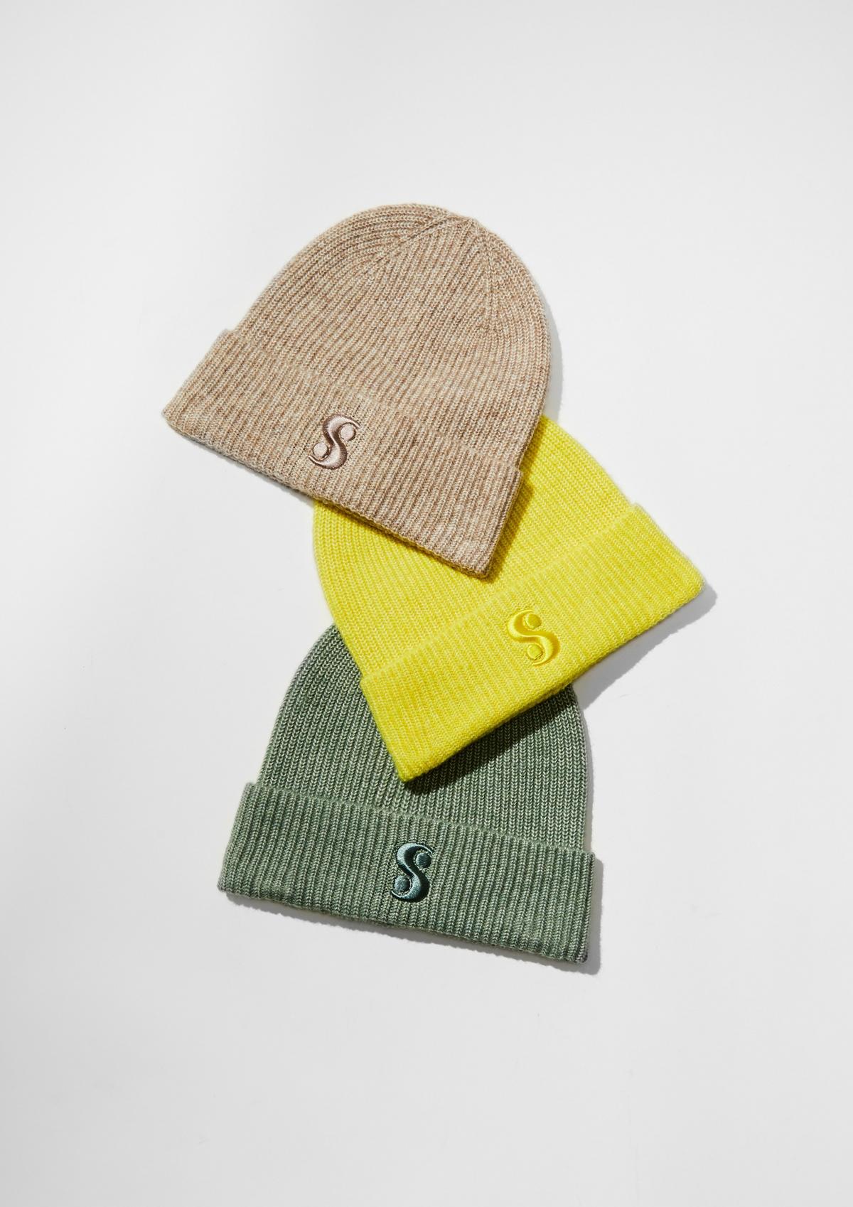 Pletená čiapka s vyšitým logom