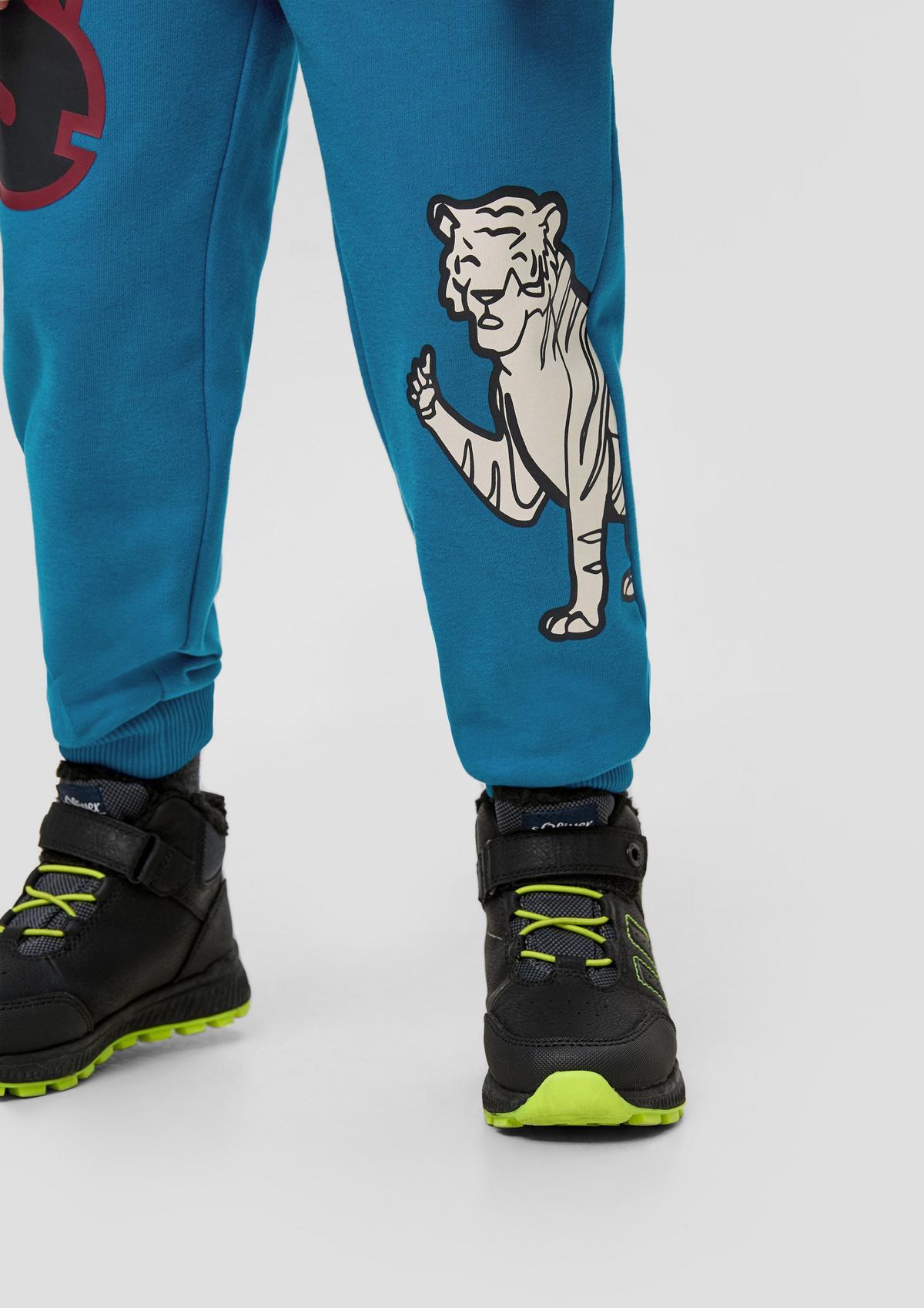 s.Oliver Regular: joggingové kalhoty s pogumovaným potiskem