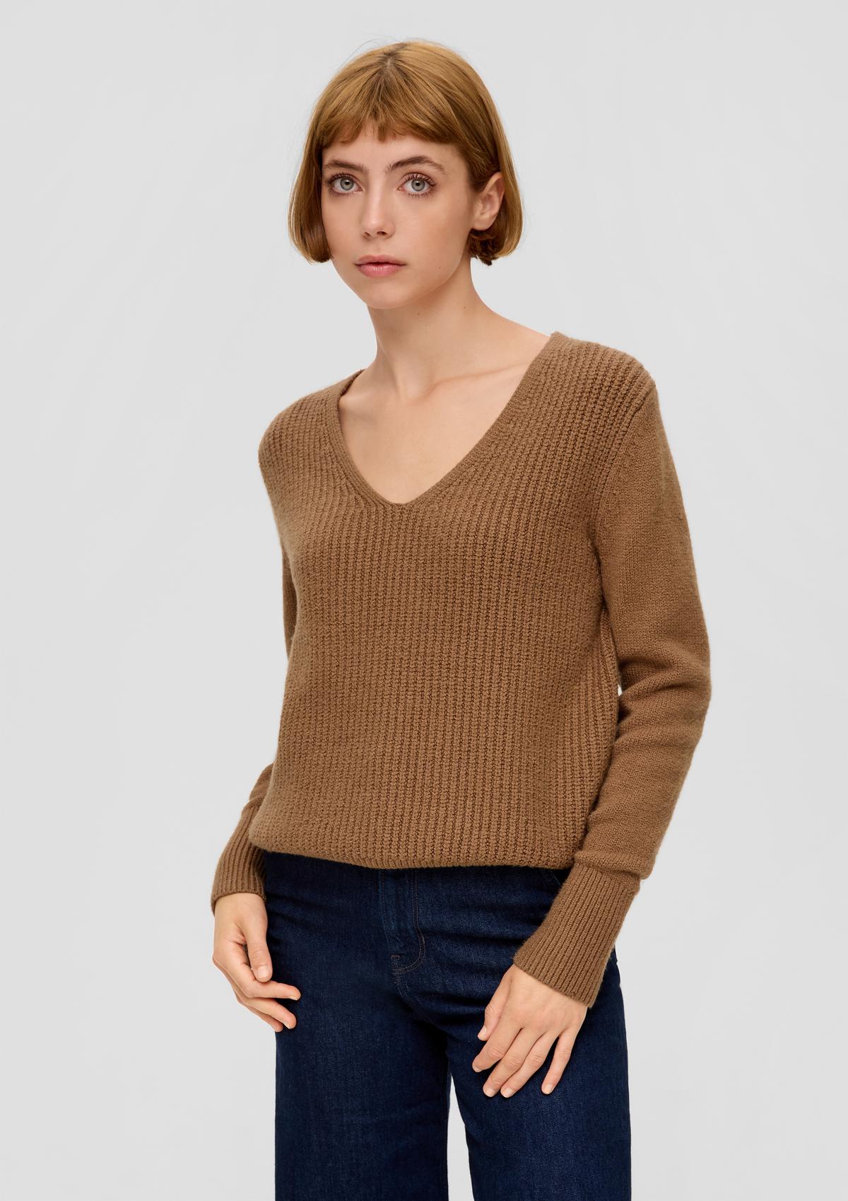 Pletený pulovr se špičatým výstřihem
