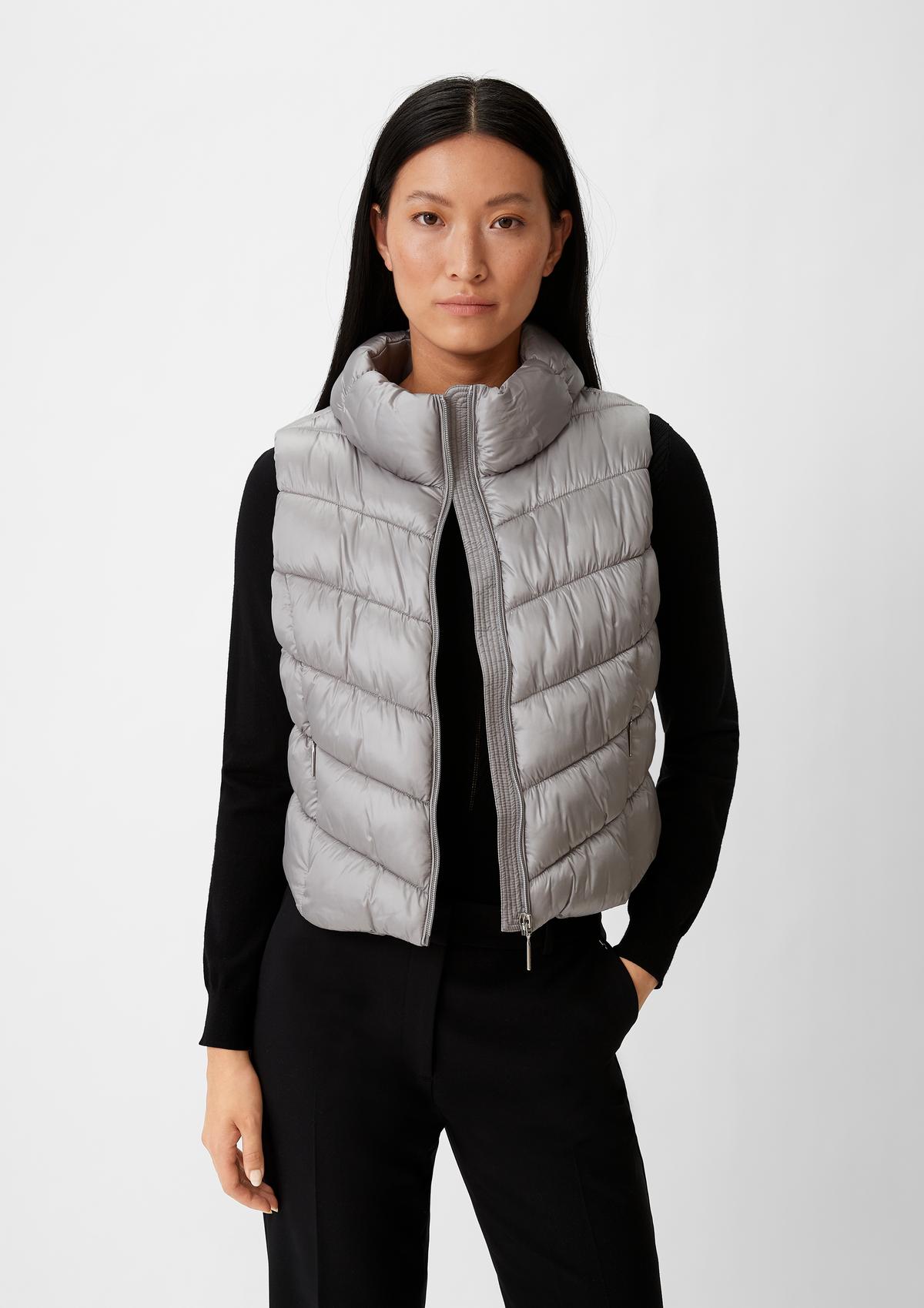 Short quilted body warmer with a stand-up collar