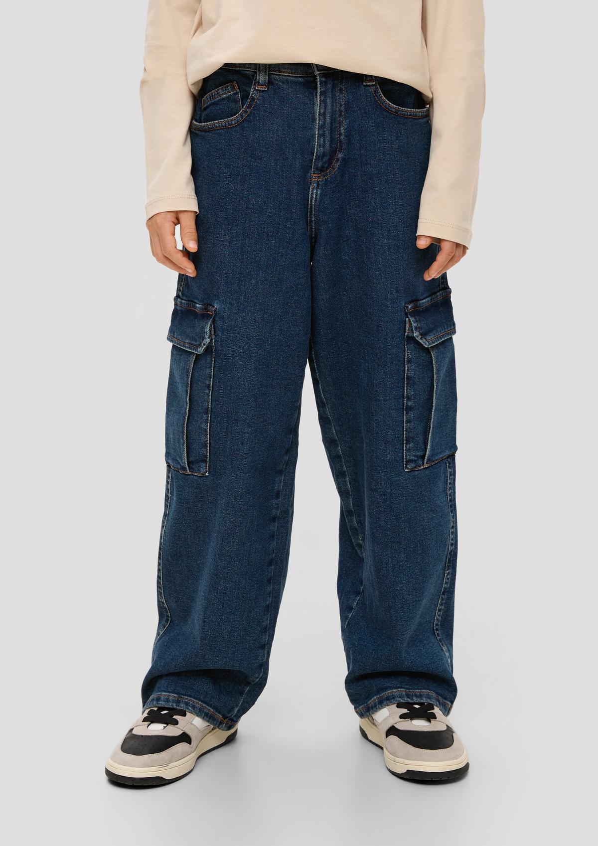 Jeans / relaxed fit / mid rise / wide leg / cargo pockets