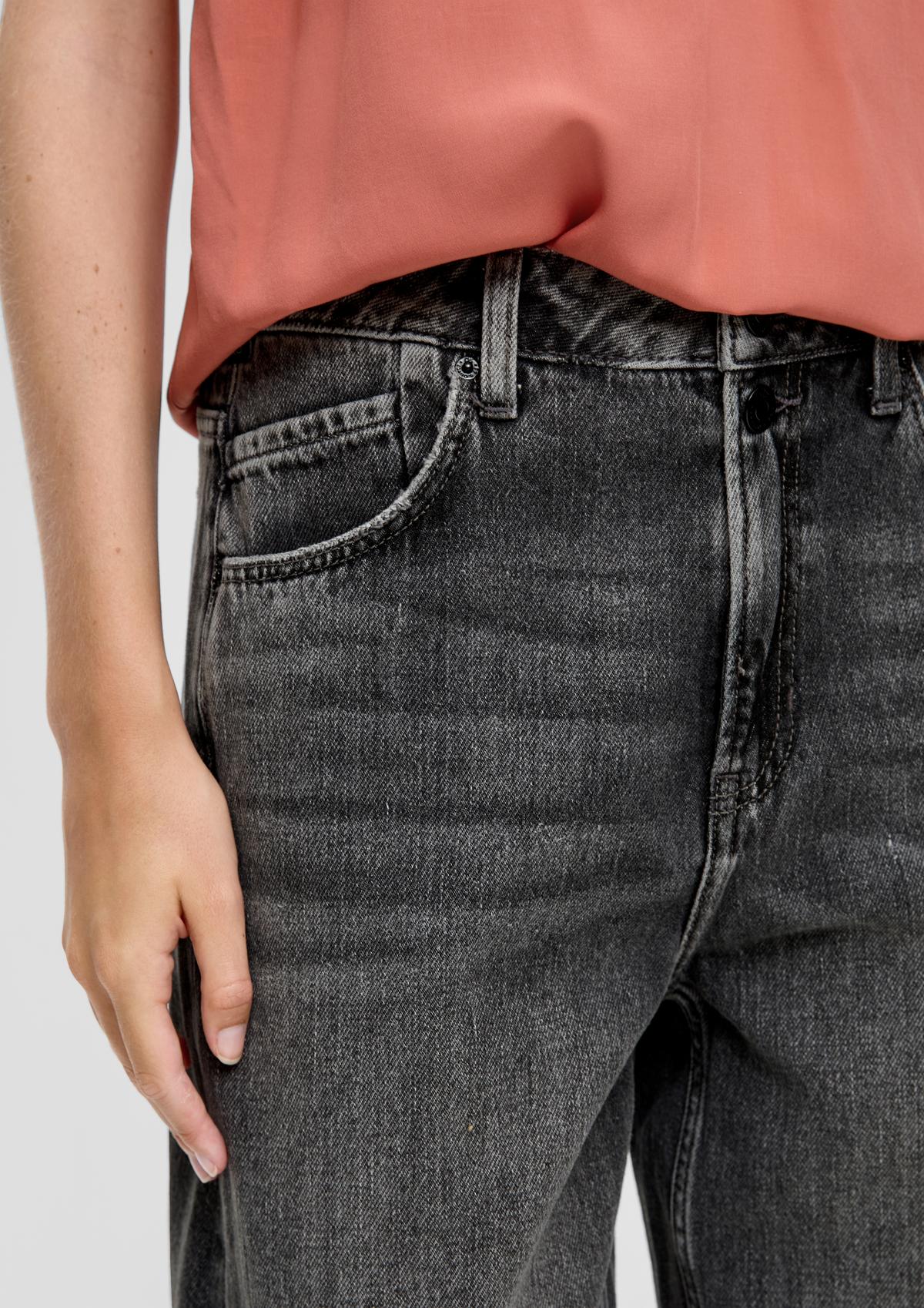 s.Oliver Jeans hlače Mom / kroj Relaxed Fit / High Rise / Tapered Leg