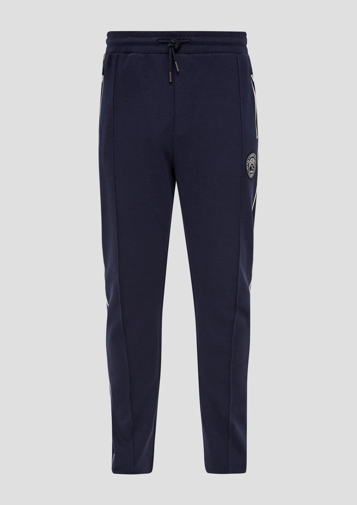 s.Oliver Regular: joggingové kalhoty s výšivkou