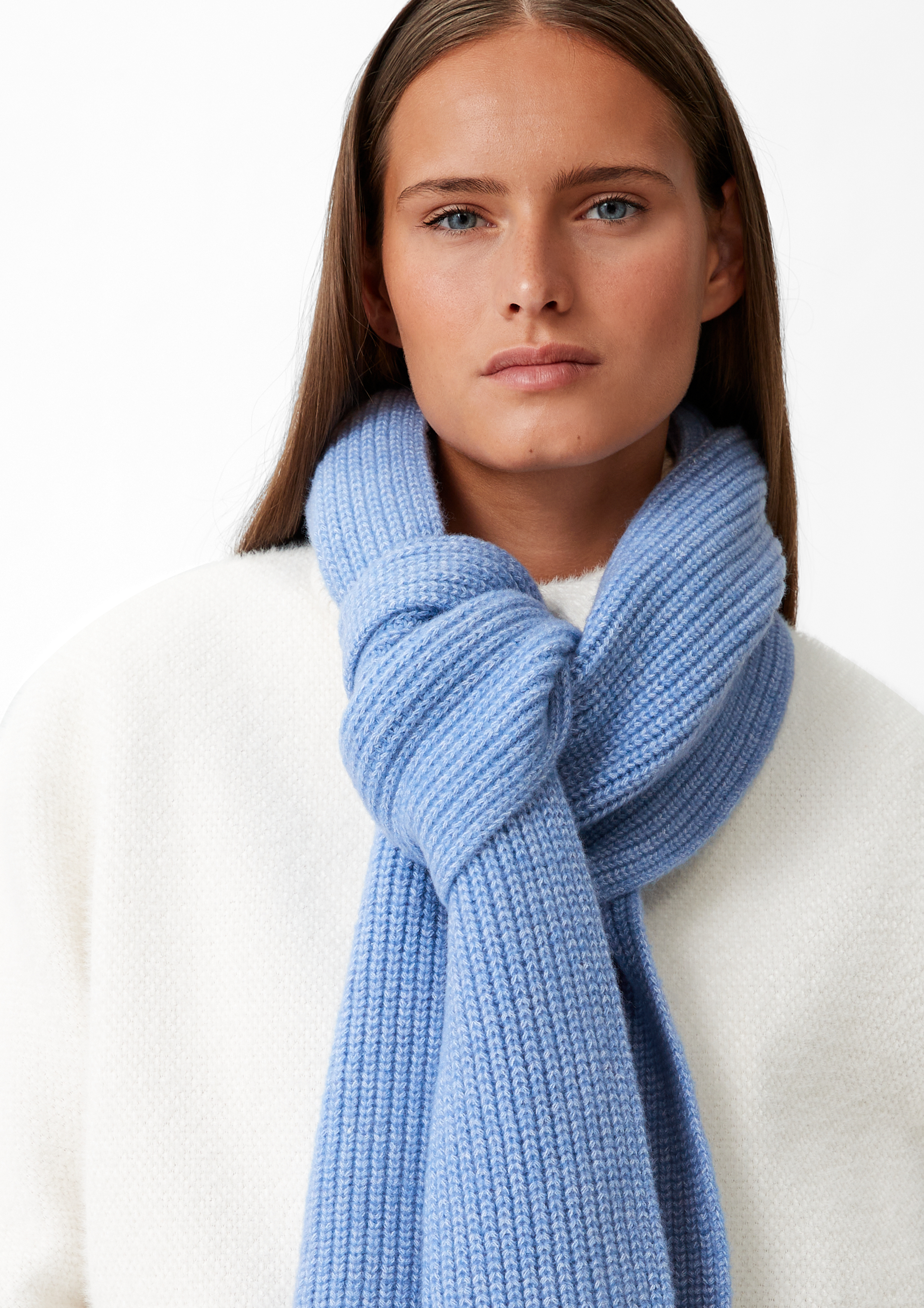 Knitted scarf with a ribbed texture - Blue | SCAYLE