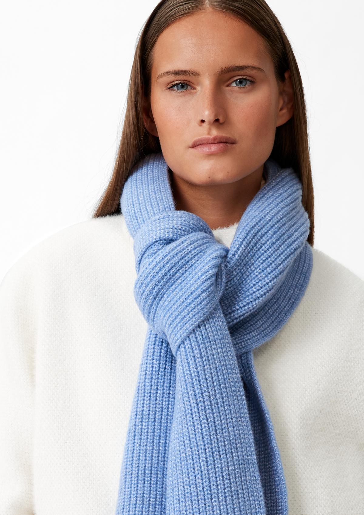 comma Knitted scarf with a ribbed texture
