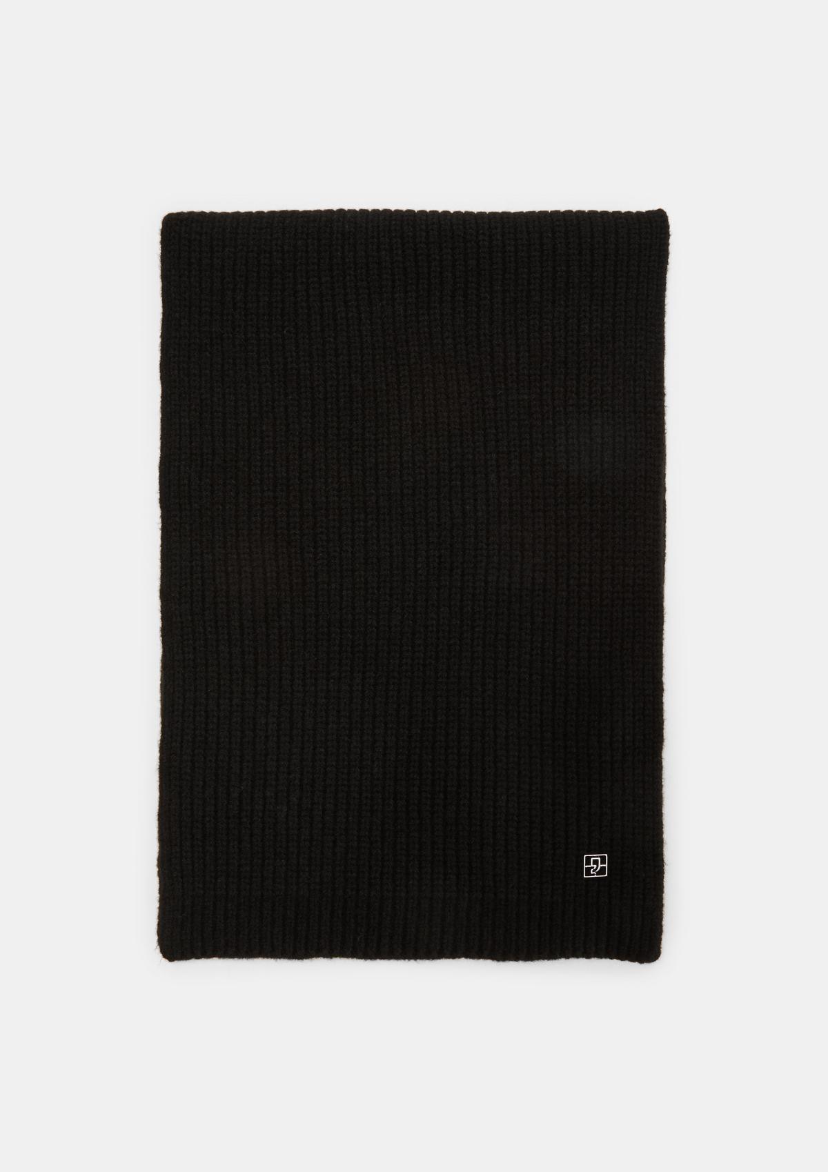 comma Knitted scarf with a ribbed texture
