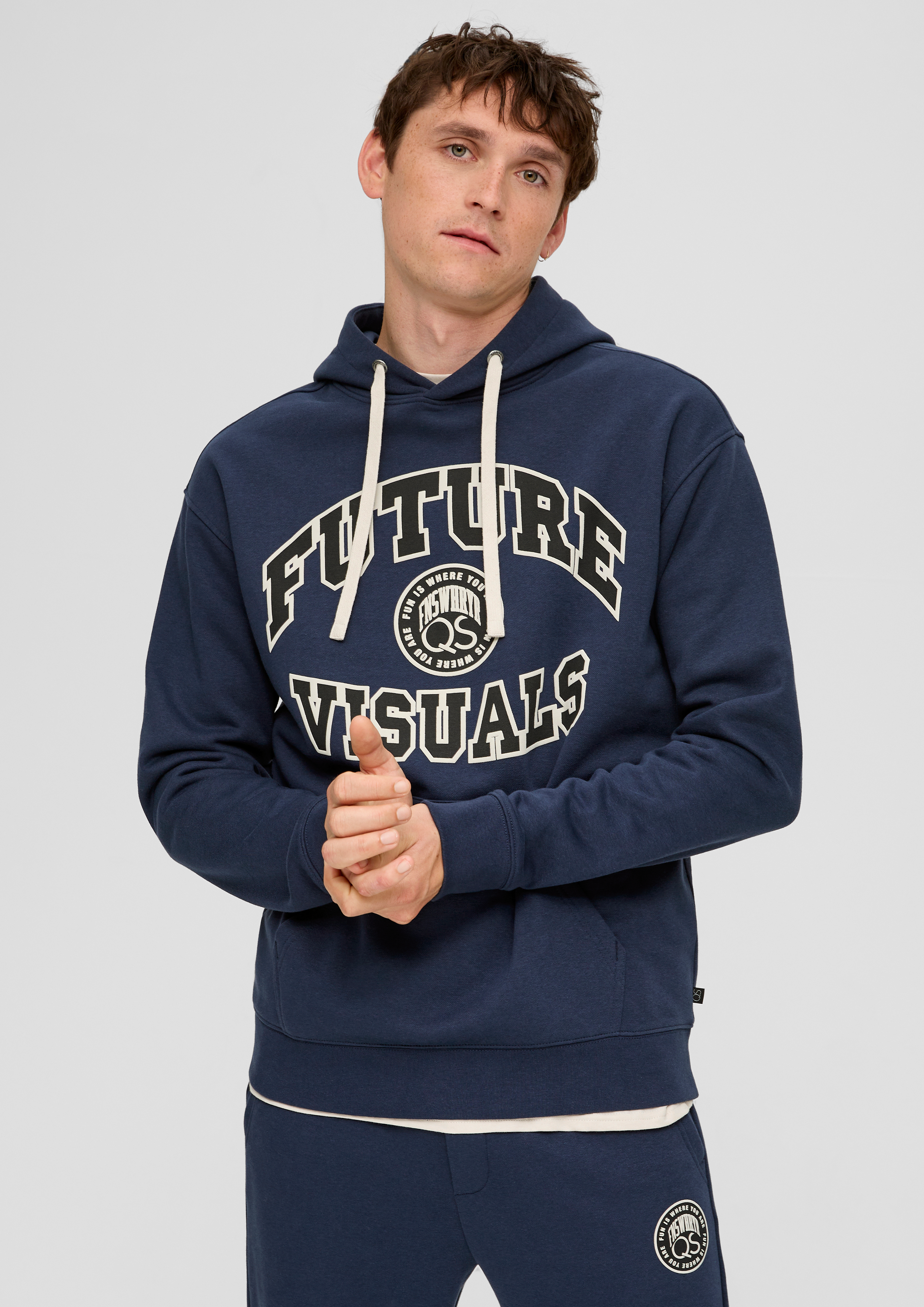 Sweatshirt in 58D0, 01D0 & 82D0