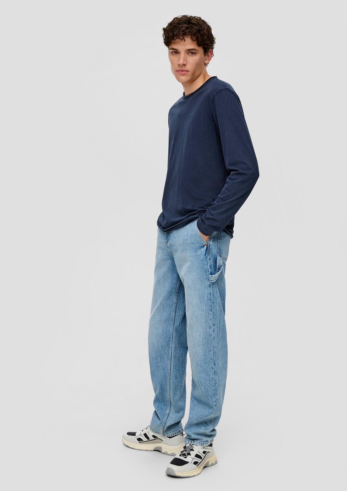 Loose fit: boyfriend jeans with a belt