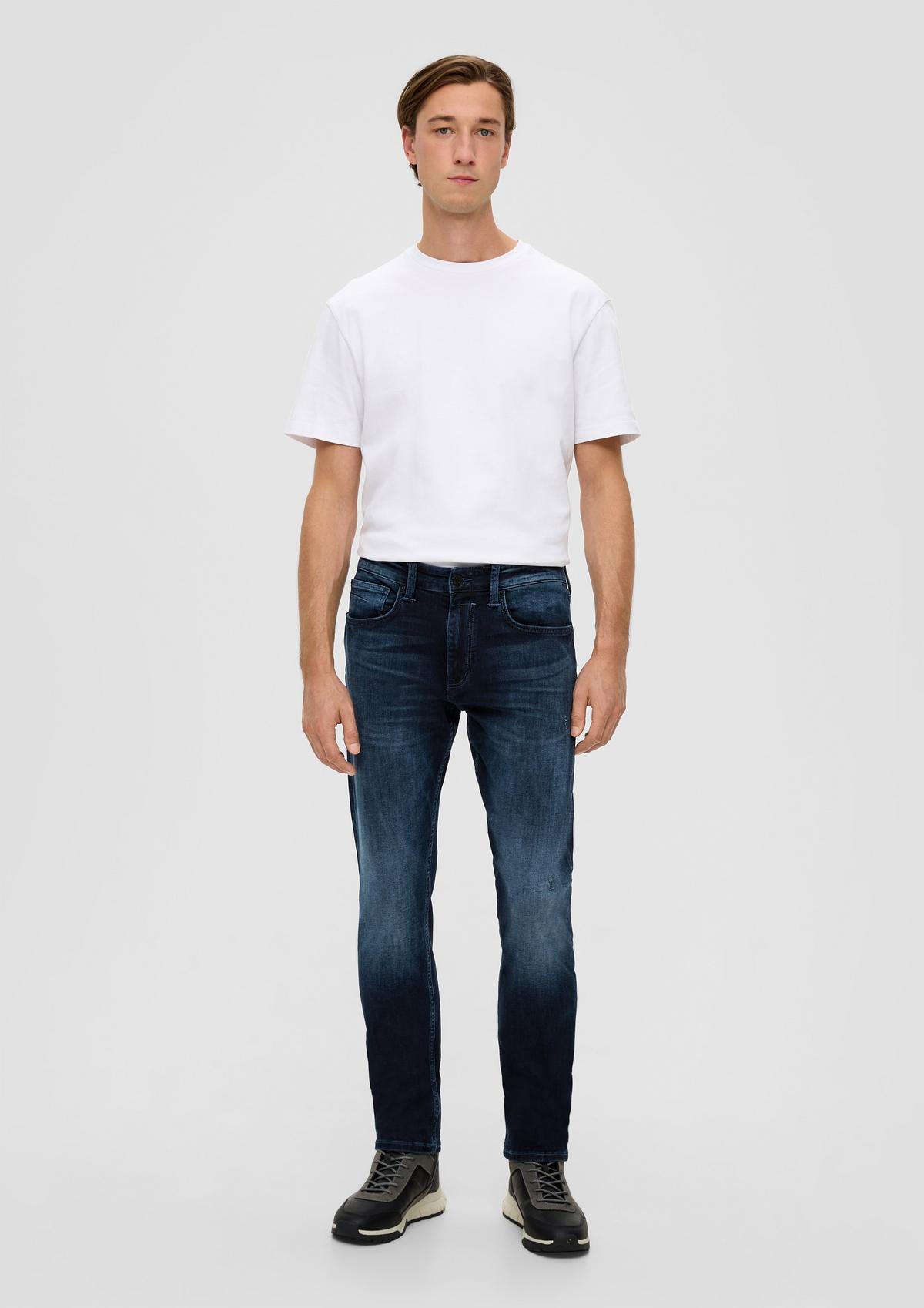 Jean / coupe Regular Fit / taille mi-haute / Tapered Leg / coupe 5 poches