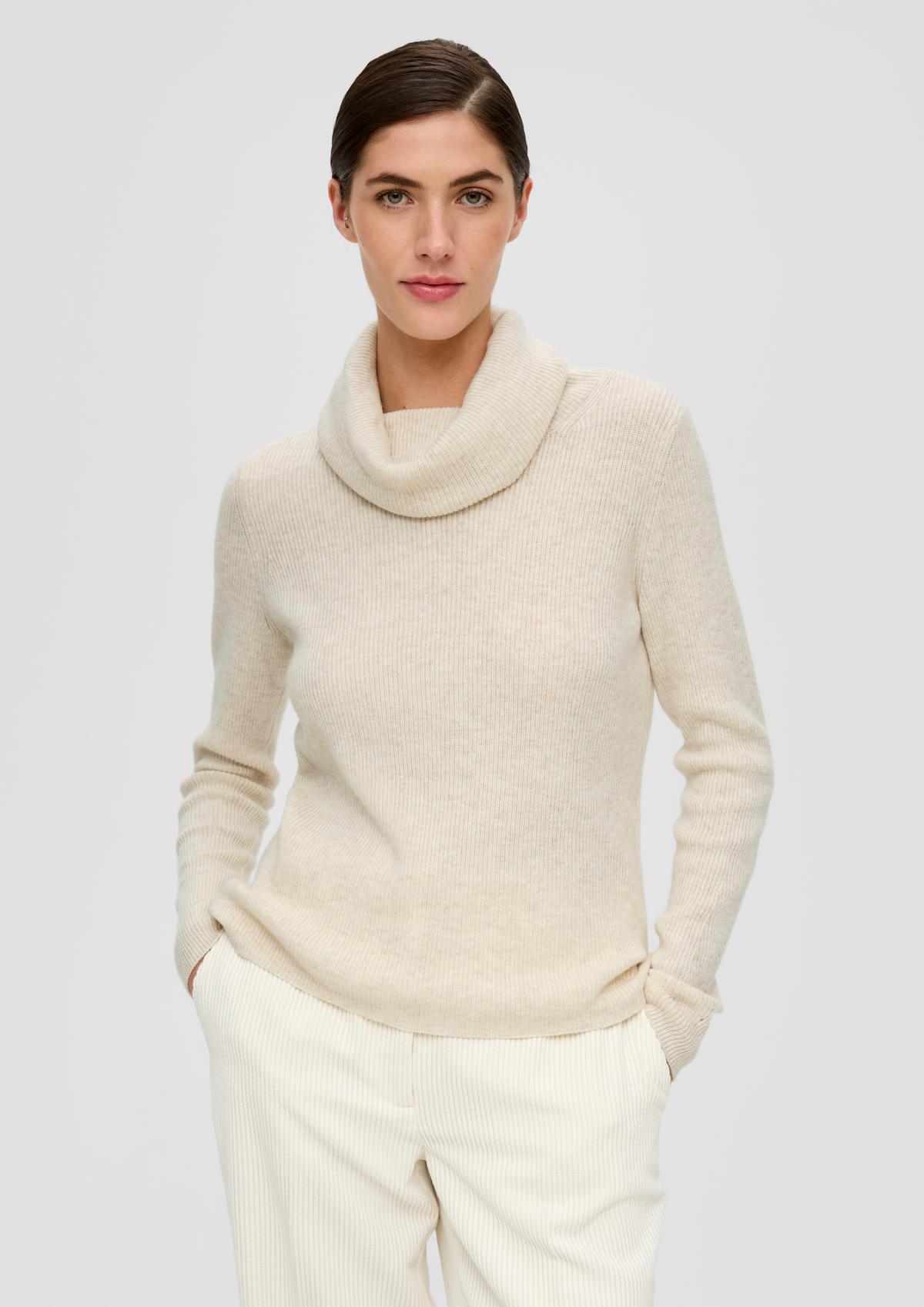 Pletený pulovr s rolákovým límcem