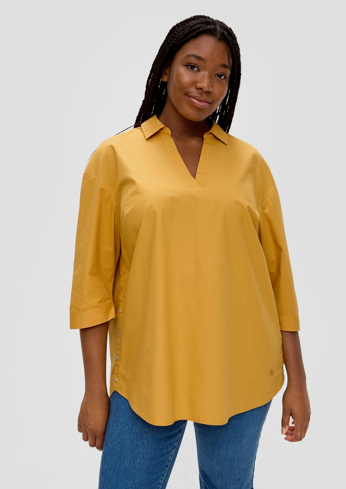 Blouse with buttons on the hem