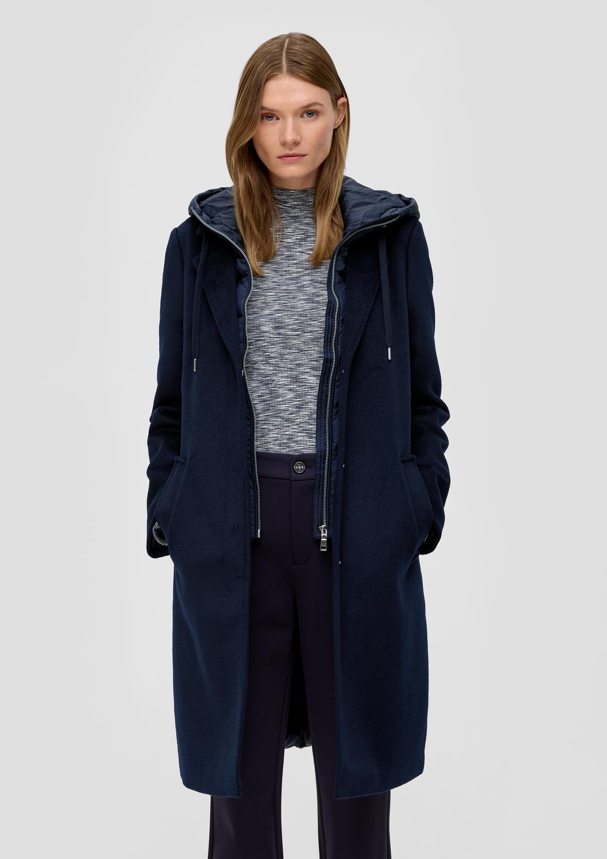 Kabát s kapucňou z kombinácie materiálov
