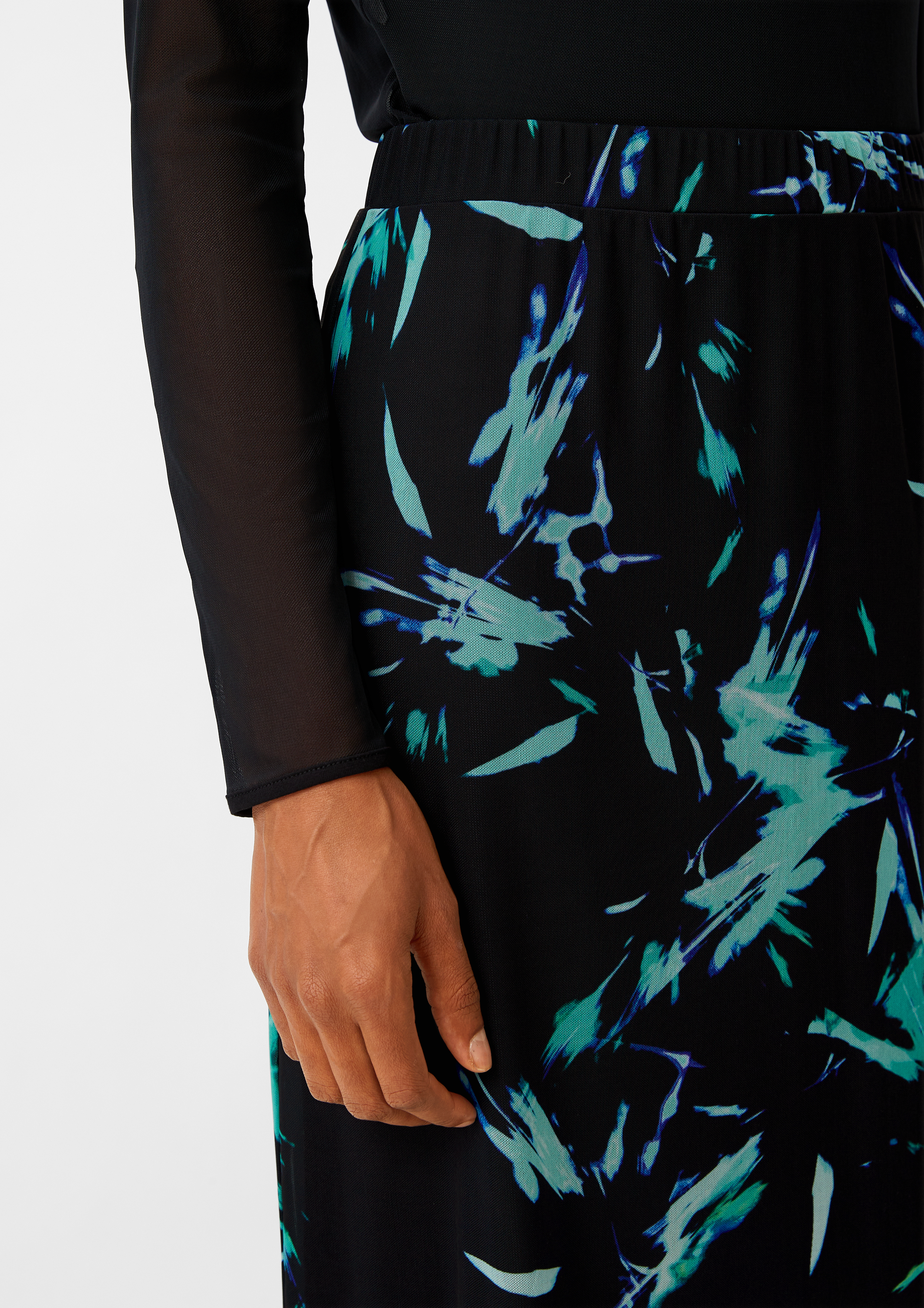 Midi skirt in a slim fit - Black | SCAYLE