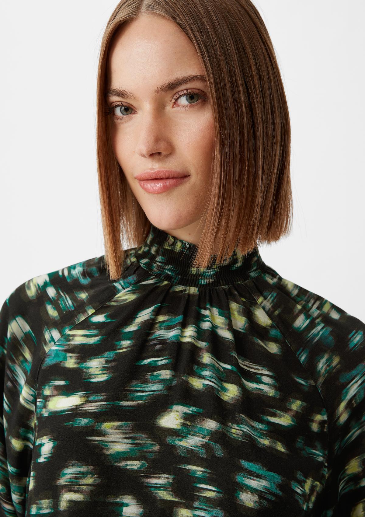 comma Blouse with a ruffle collar