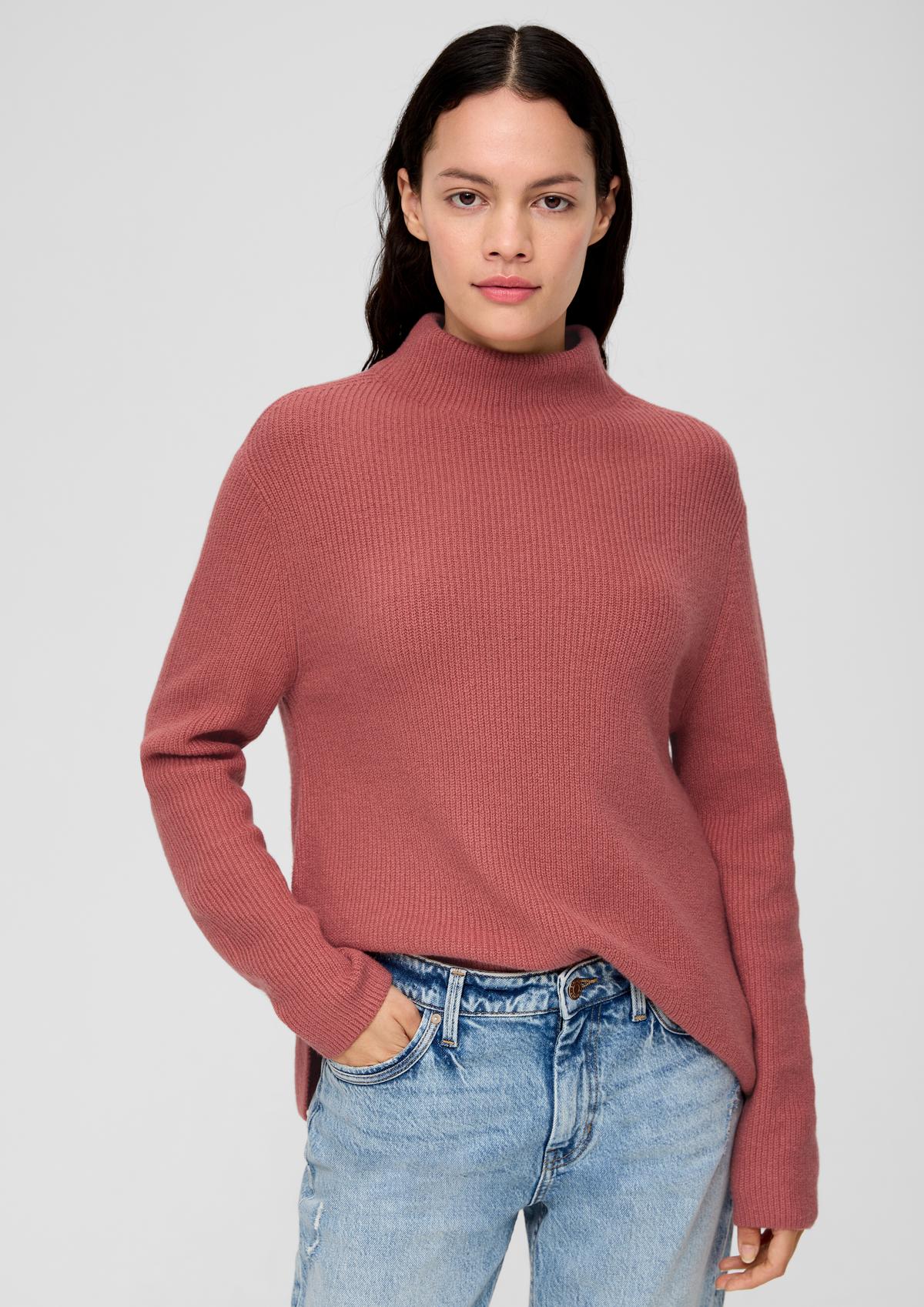 Pleteni pulover s podignutim ovratnikom