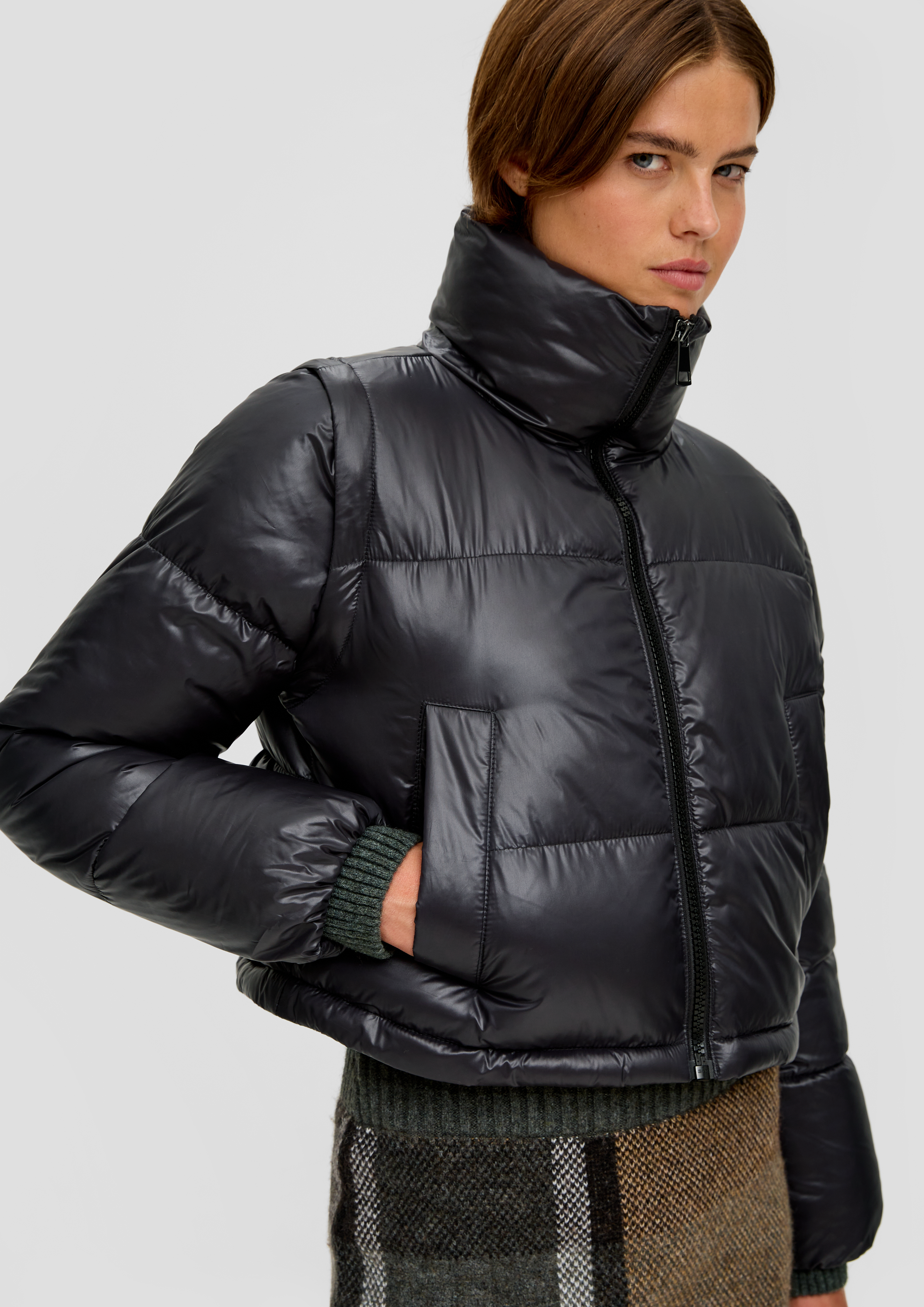 Essential - Cropped Puffer Jacket with Detachable Sleeves in Black