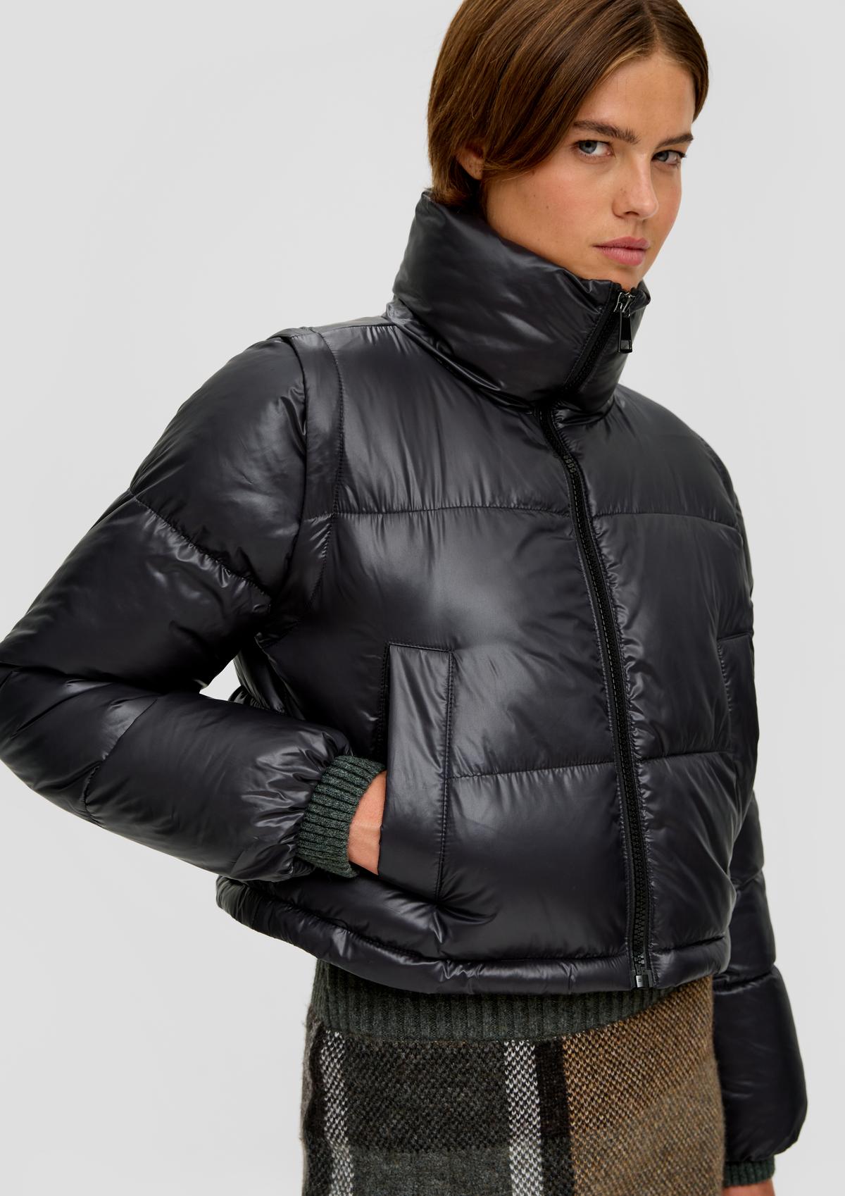Short puffer jacket with removable sleeves