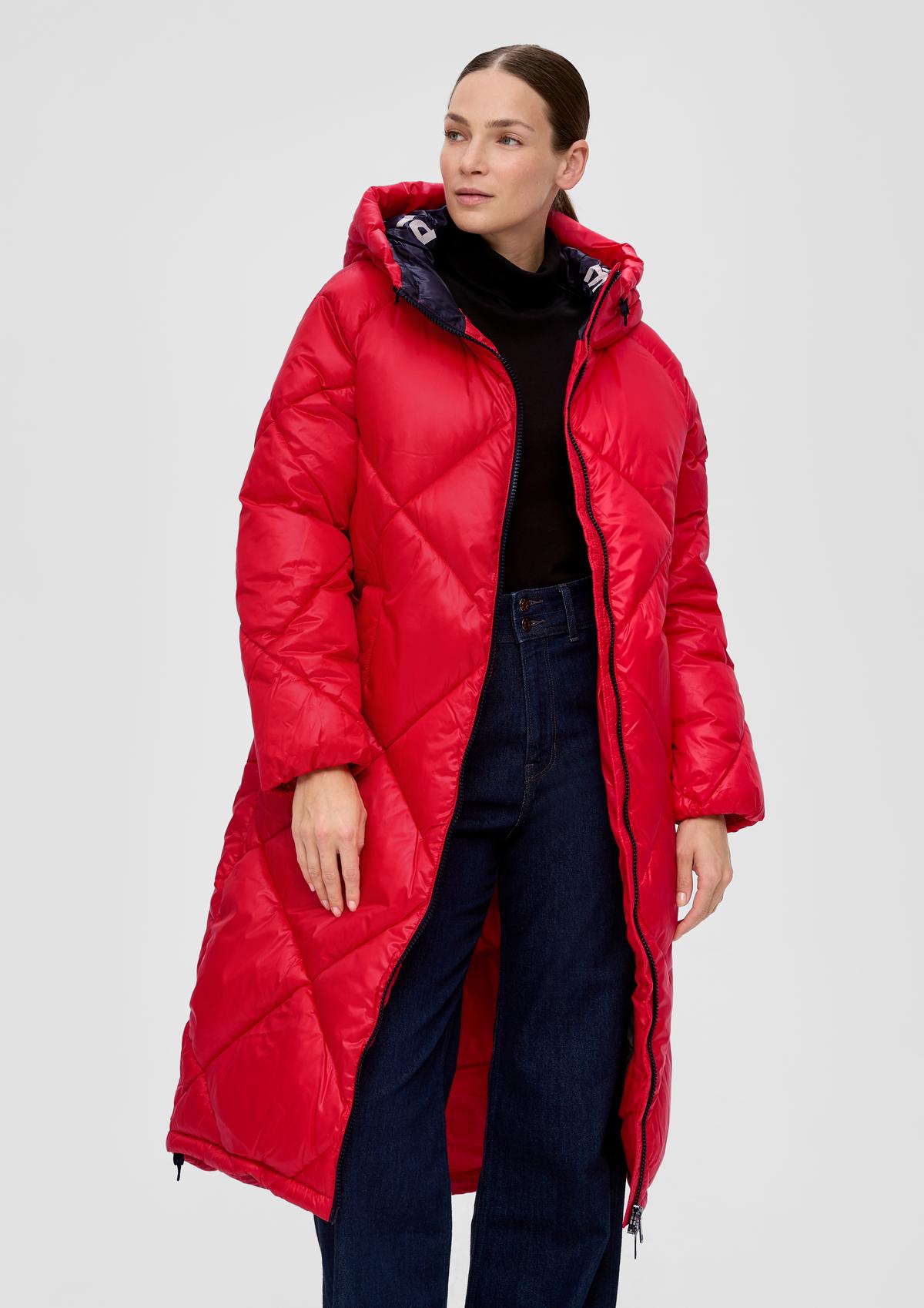 Coat with a hood and quilted pattern