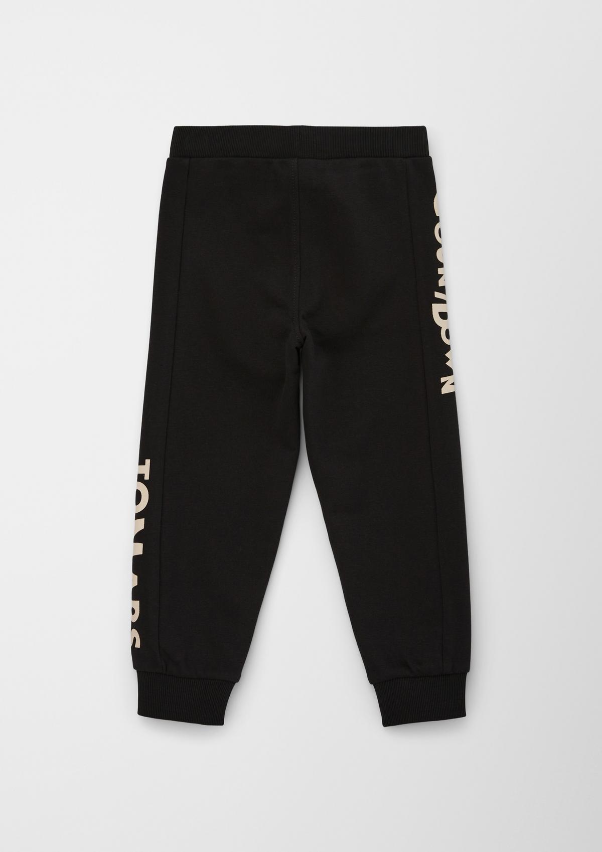 Loose fit: tracksuit bottoms with printed lettering on the side - black | s. Oliver