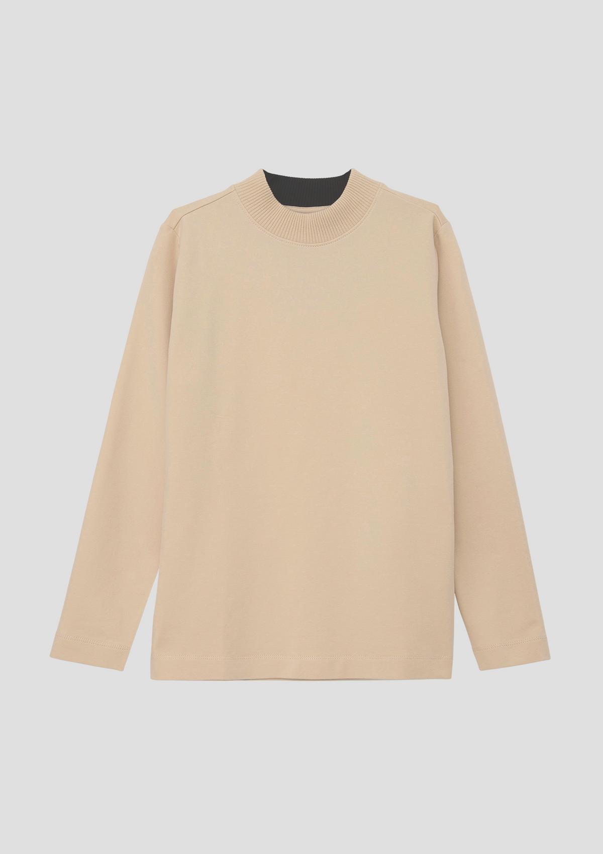 Long sleeve top with a ribbed trim