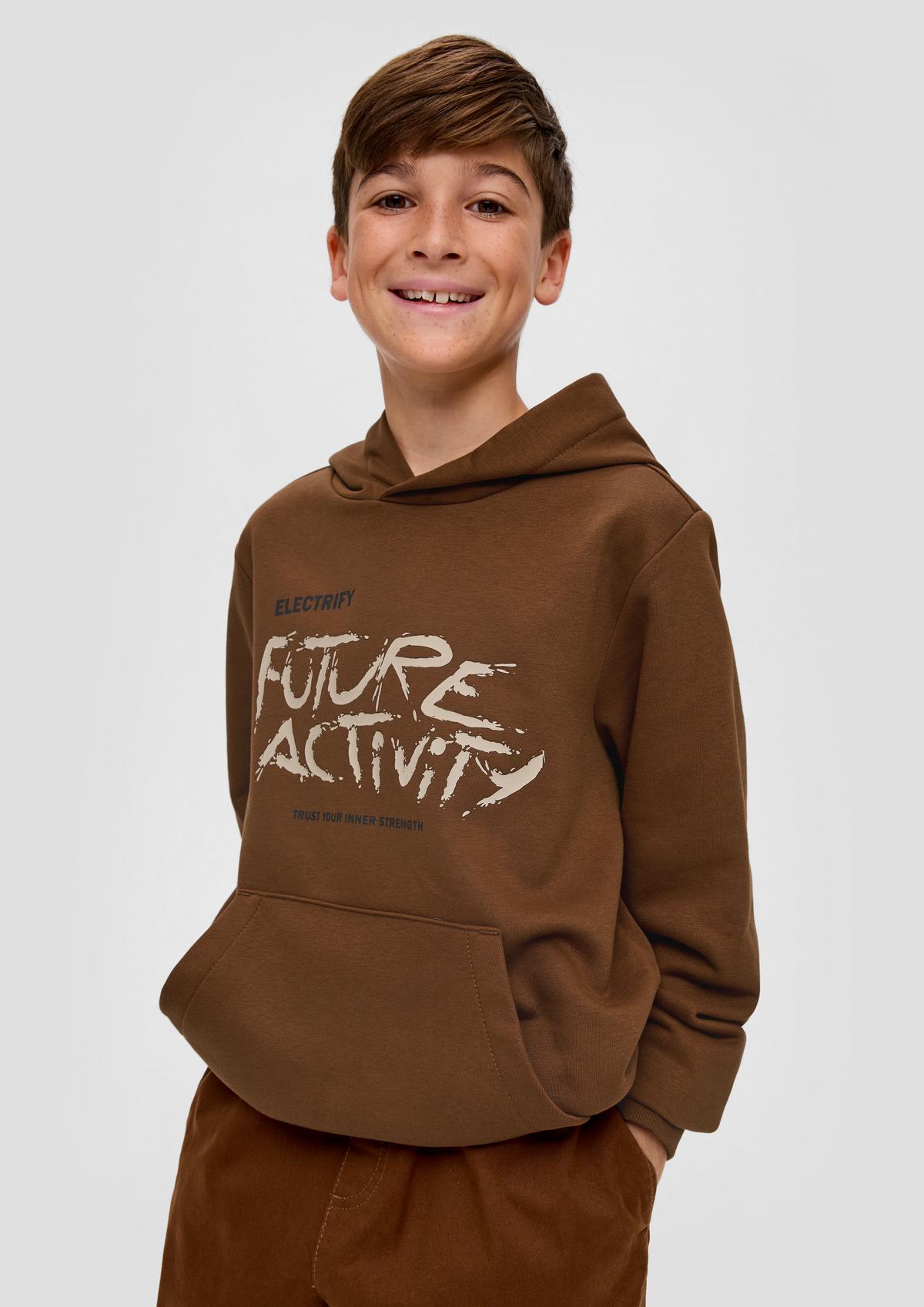 Hooded sweatshirt with a front print