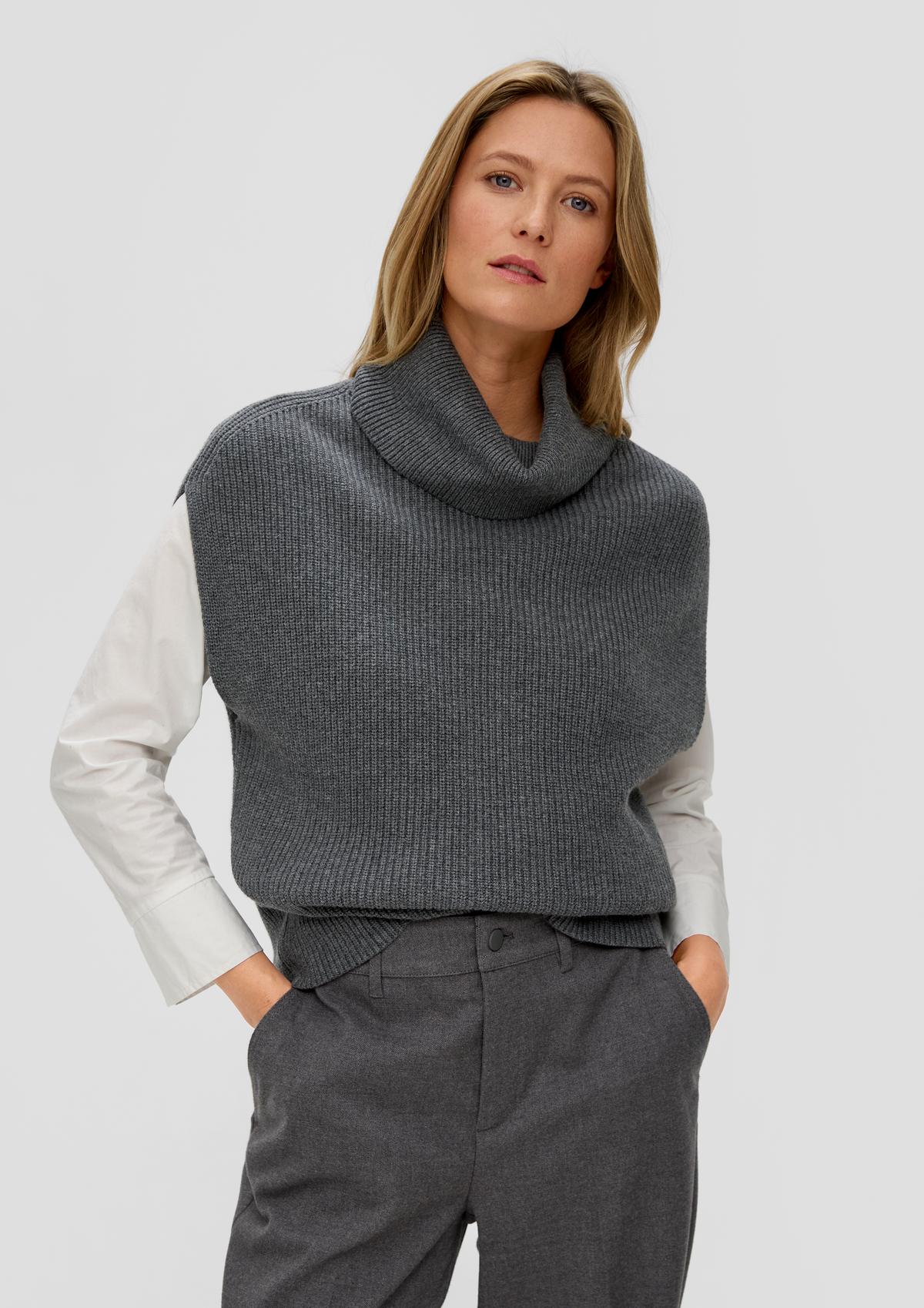 Sleeveless knitted jumper with a polo neck