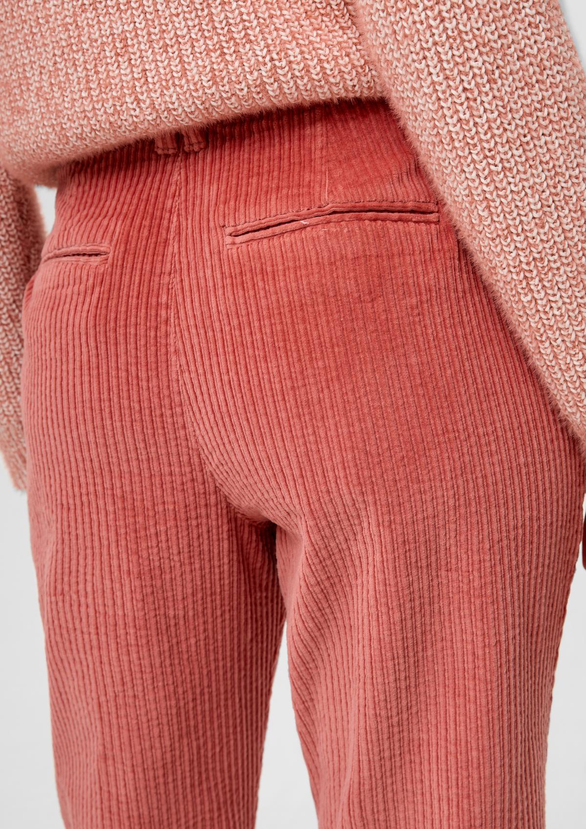 s.Oliver Regular: Manšestrové kalhoty se záhyby v pase